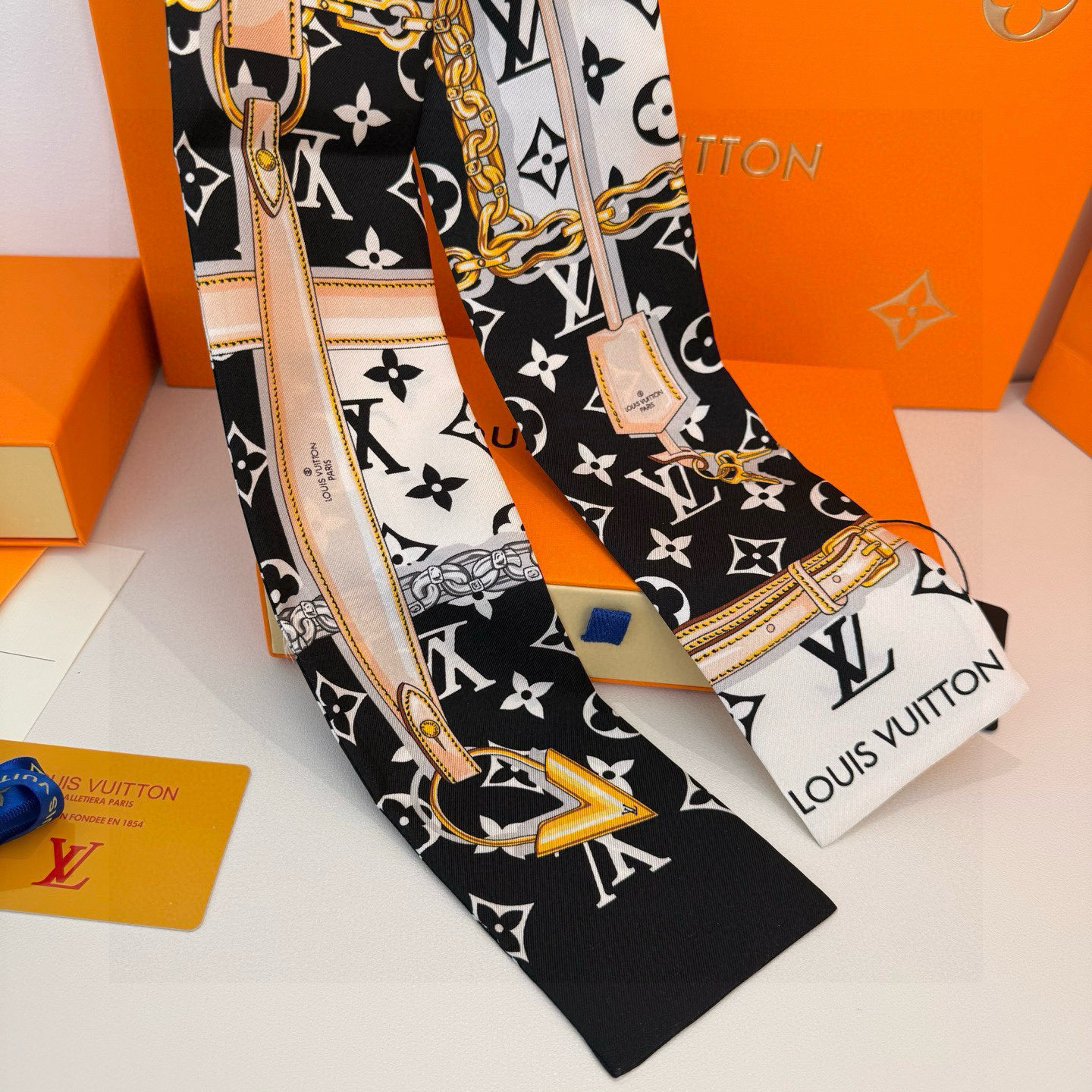 LV 高仿Twilly絲巾黑白鎖鏈吊牌設計款｜歐美奢侈品精品推薦