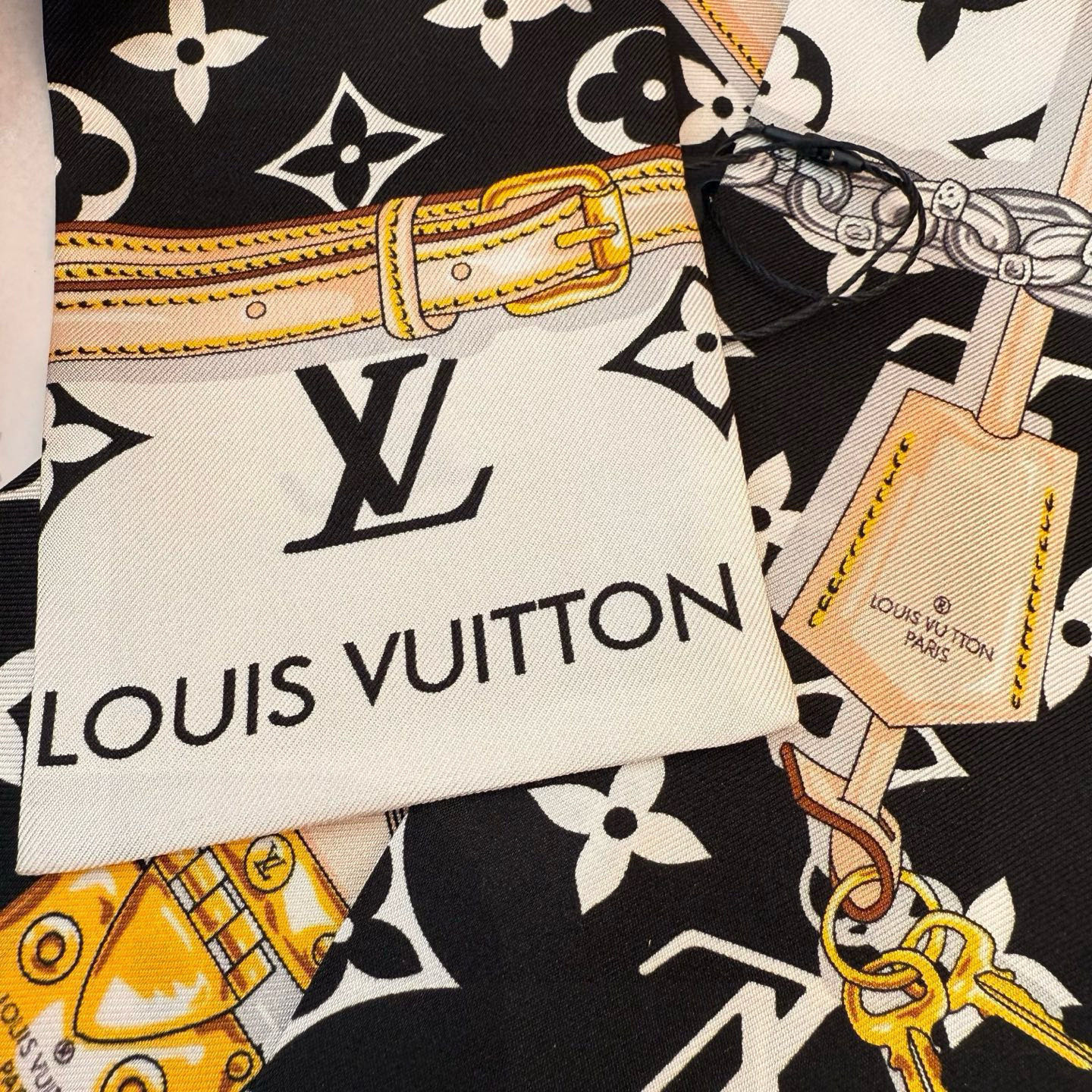 LV 高仿Twilly絲巾黑白鎖鏈吊牌設計款｜歐美奢侈品精品推薦