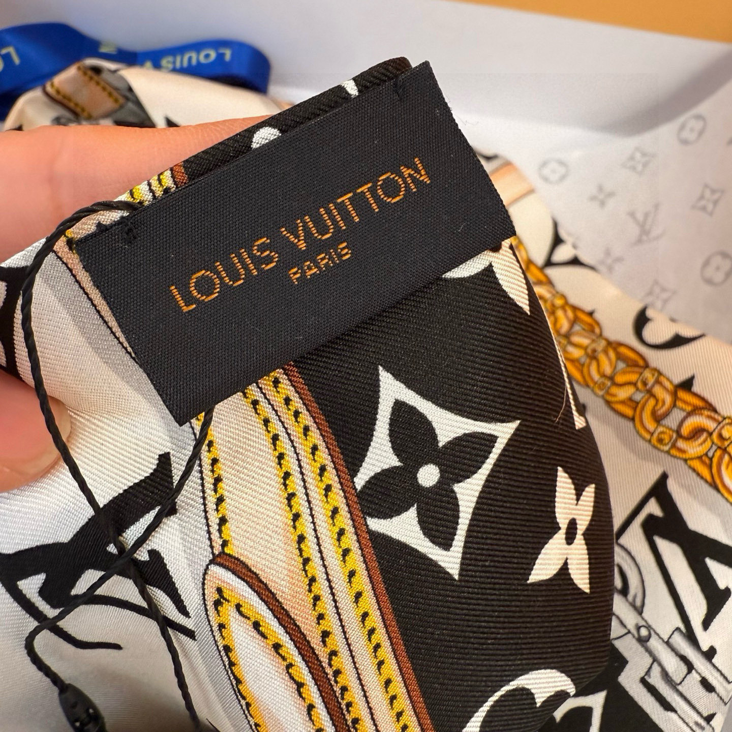 LV 高仿Twilly絲巾黑白鎖鏈吊牌設計款｜歐美奢侈品精品推薦
