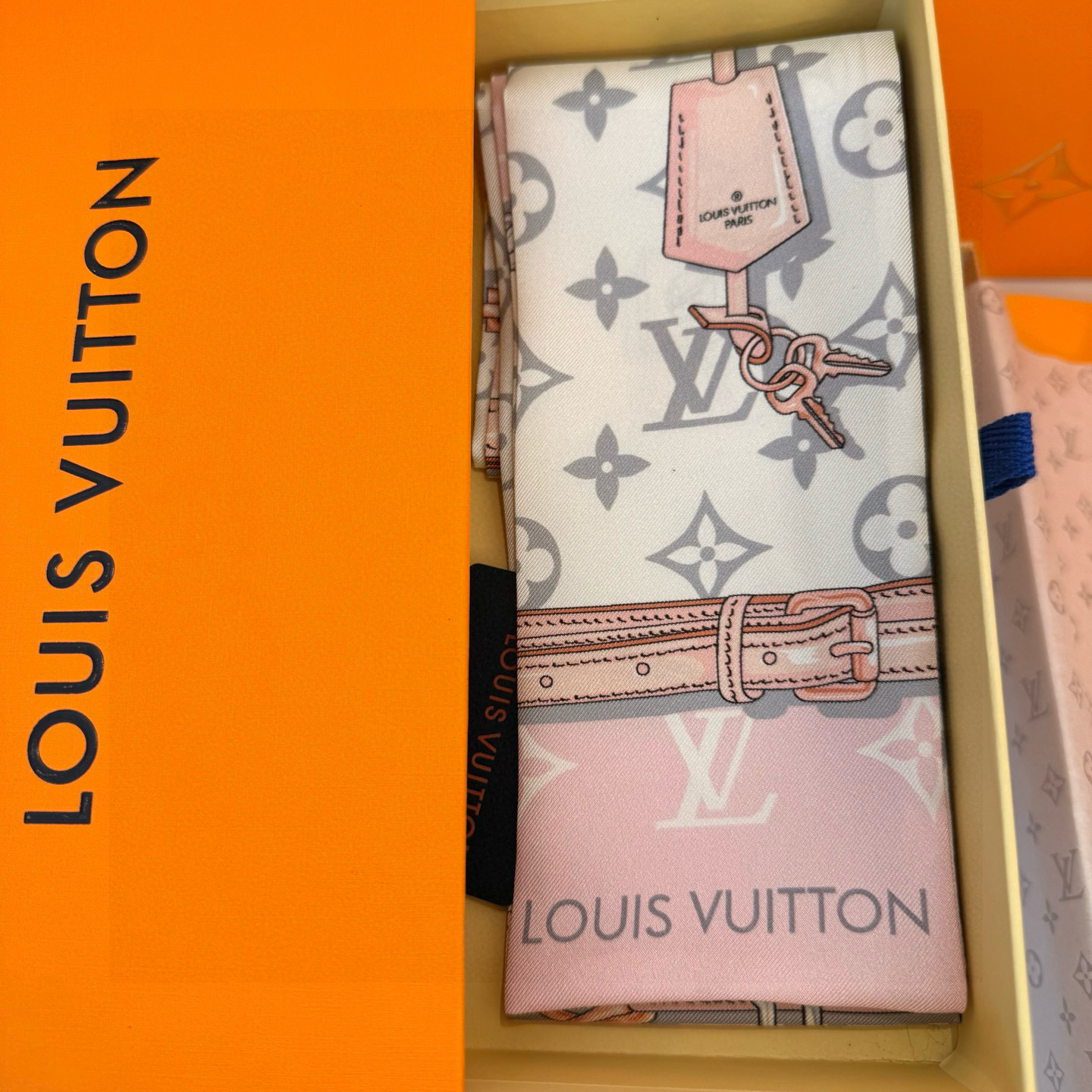 LV 高仿Twilly絲巾粉色鎖鏈吊牌設計款｜歐美奢侈品精品推薦