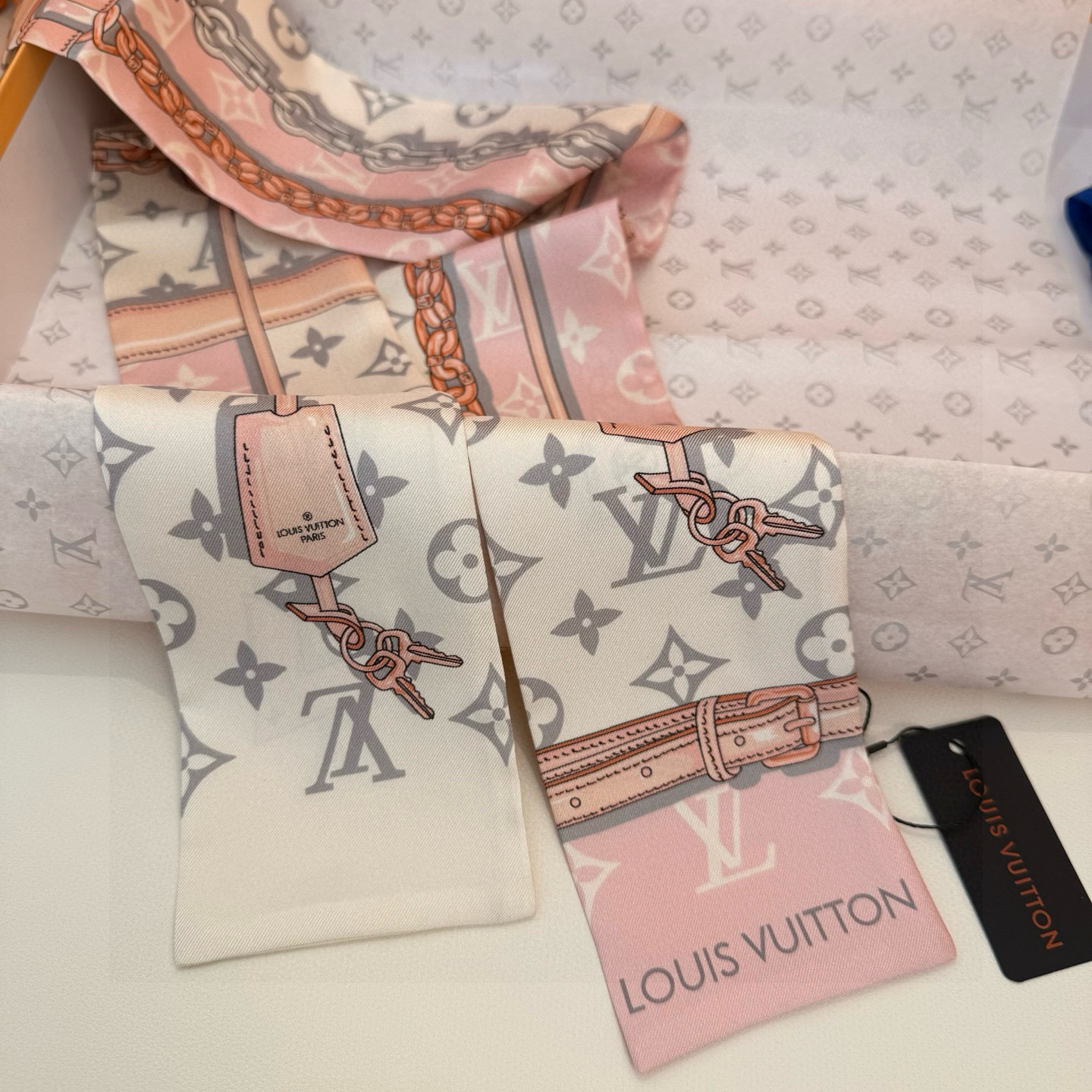 LV 高仿Twilly絲巾粉色鎖鏈吊牌設計款｜歐美奢侈品精品推薦