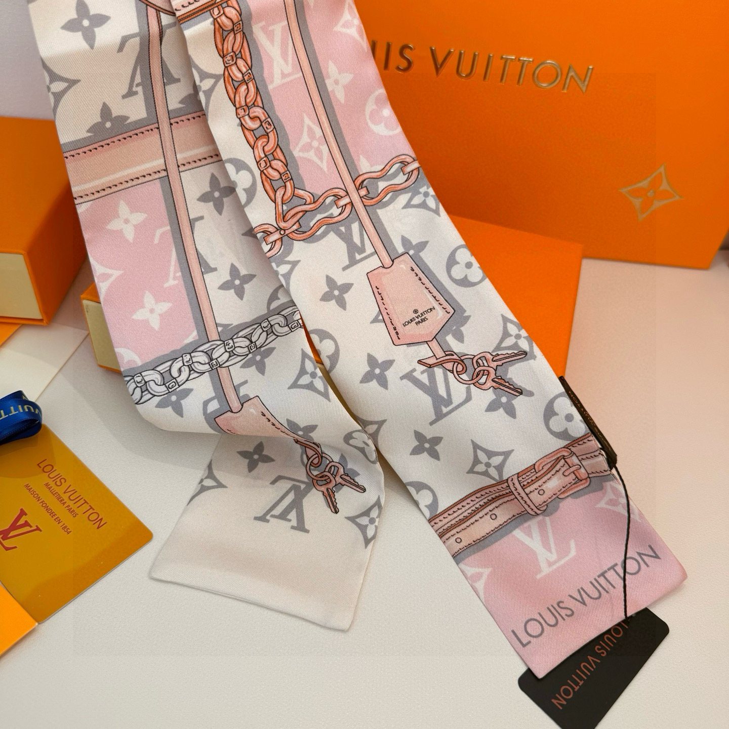 LV 高仿Twilly絲巾粉色鎖鏈吊牌設計款｜歐美奢侈品精品推薦