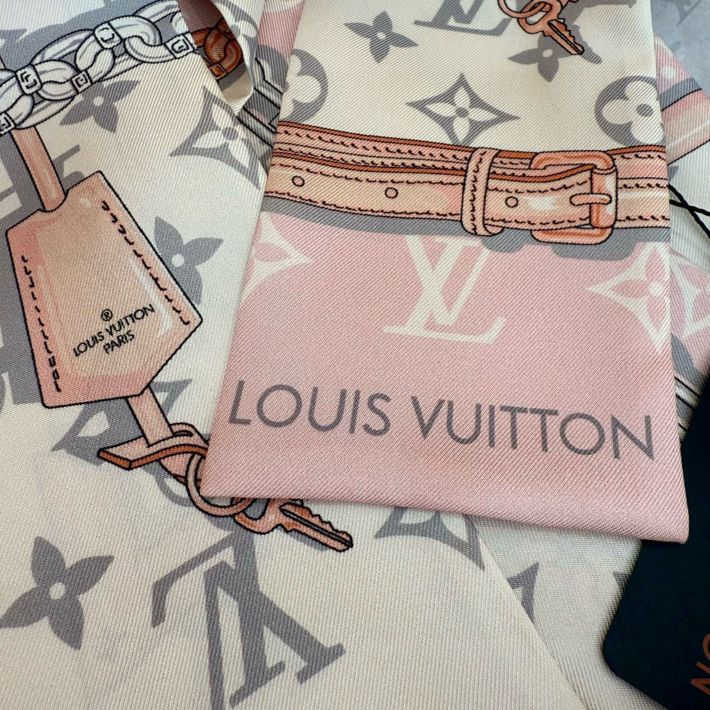LV 高仿Twilly絲巾粉色鎖鏈吊牌設計款｜歐美奢侈品精品推薦
