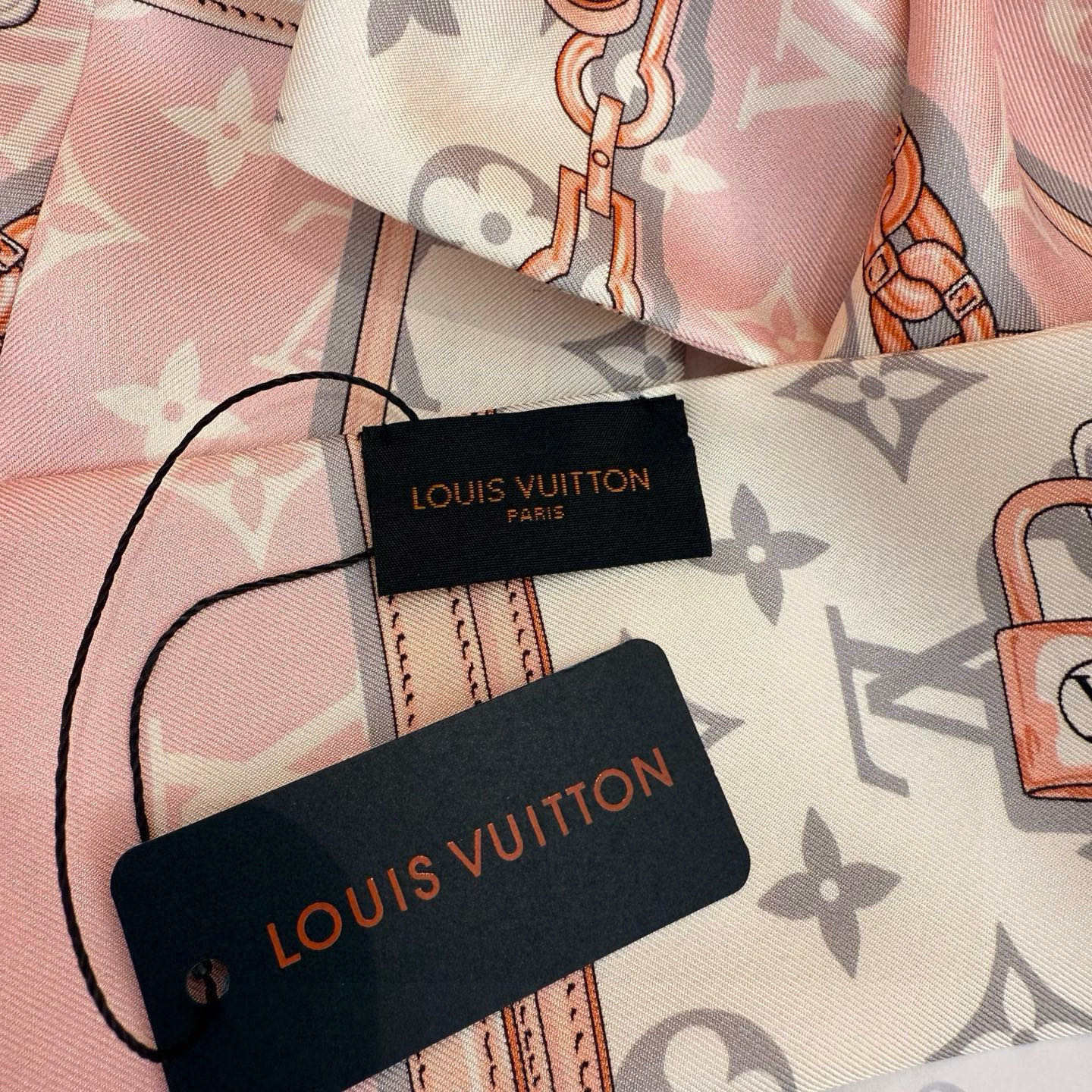 LV 高仿Twilly絲巾粉色鎖鏈吊牌設計款｜歐美奢侈品精品推薦