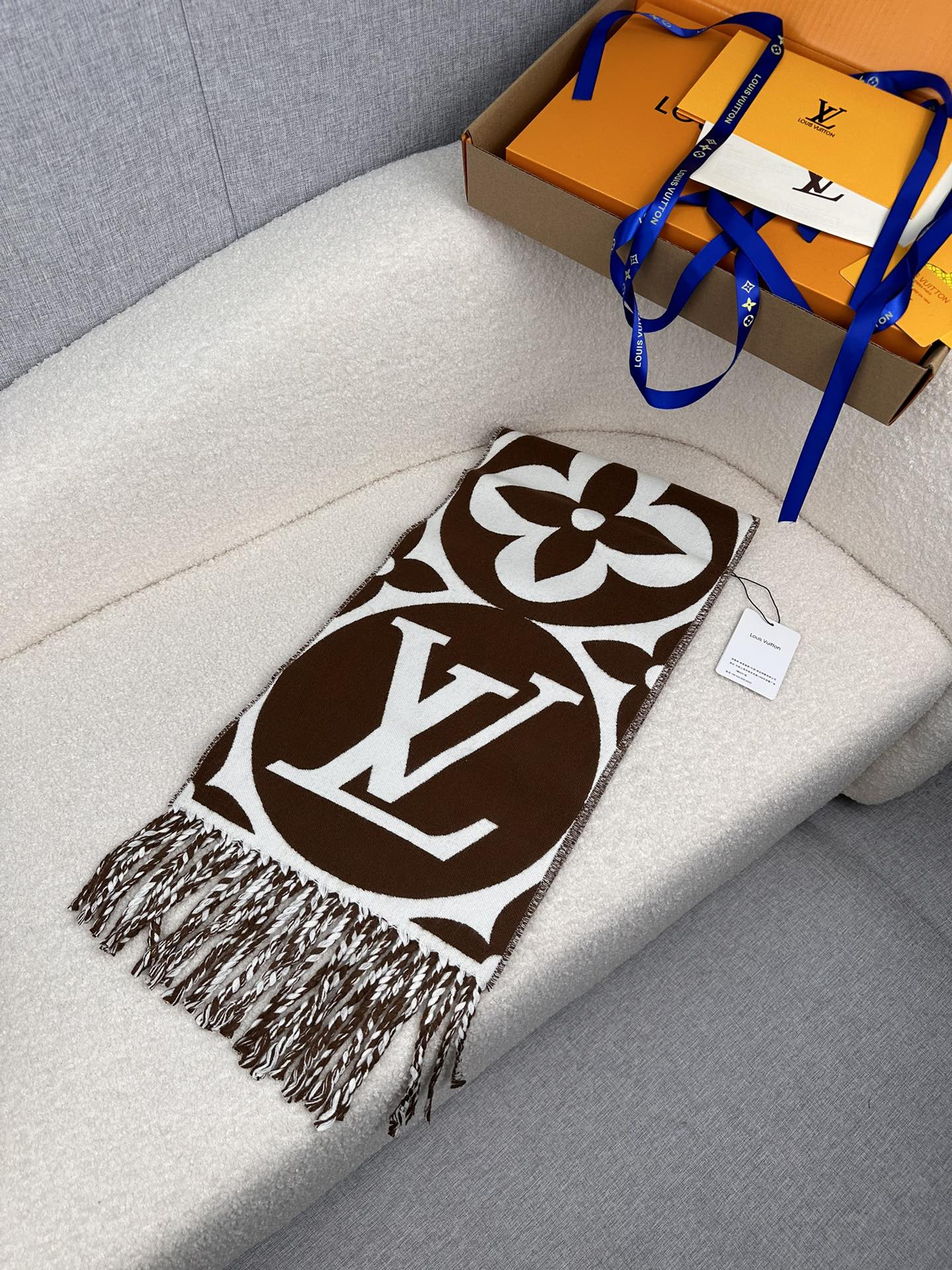 LV A貨棕白大Logo圍巾 流蘇時尚百搭|超A仿原單精品圖片 13 LV A貨棕白大Logo圍巾 流蘇時尚百搭|歐美奢侈品精品推薦