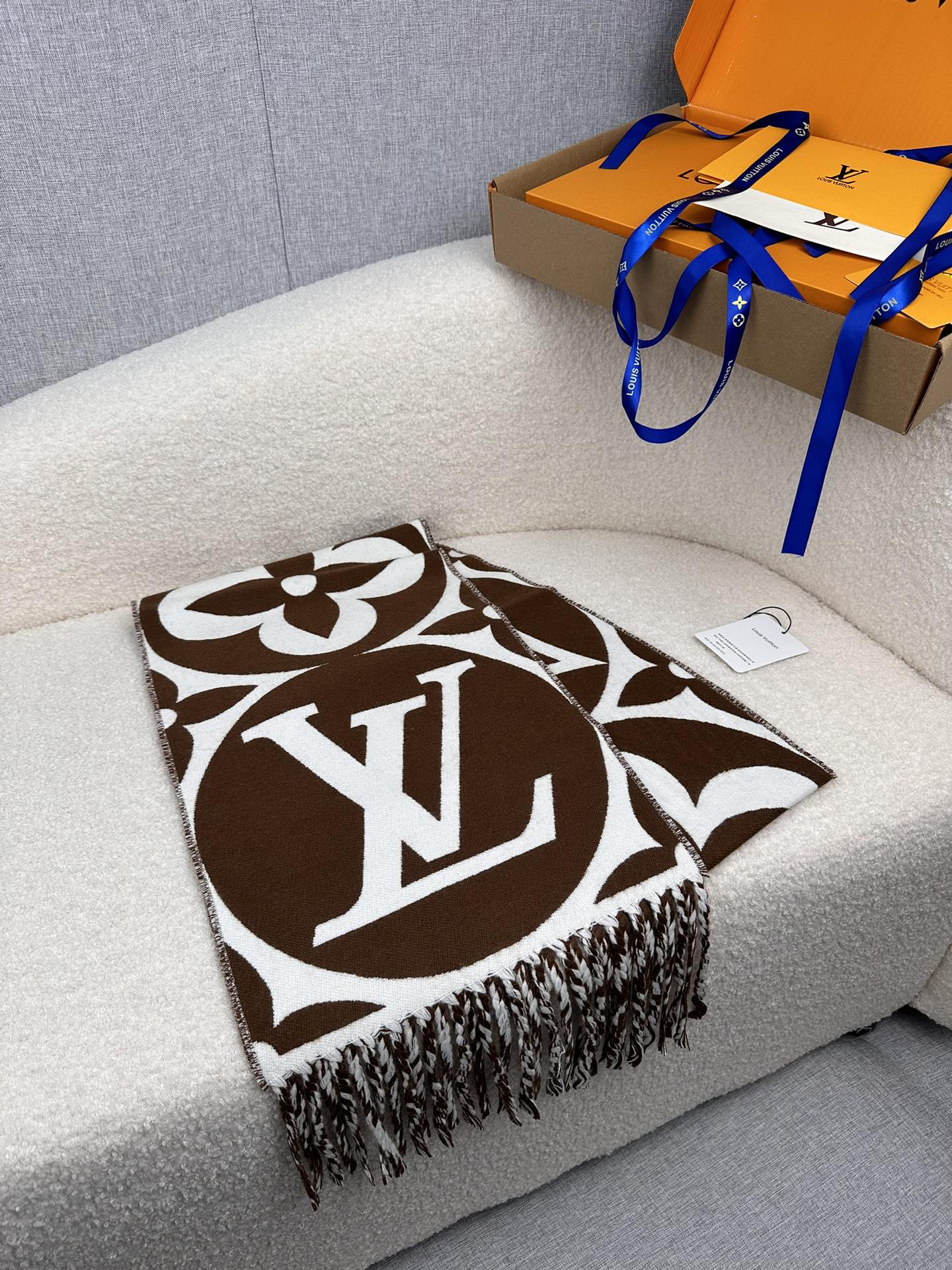 LV A貨棕白大Logo圍巾 流蘇時尚百搭|超A仿原單精品圖片 12 LV A貨棕白大Logo圍巾 流蘇時尚百搭|歐美奢侈品精品推薦