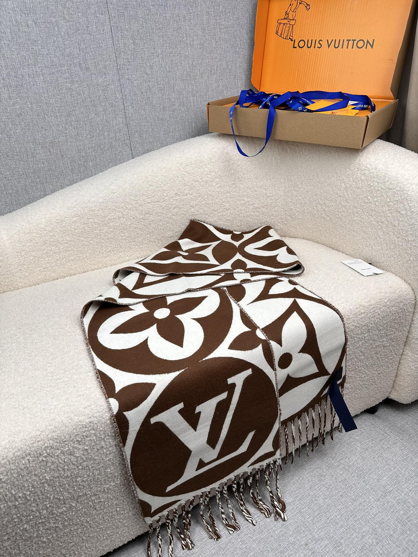 LV A貨棕白大Logo圍巾 流蘇時尚百搭|超A仿原單精品圖片 11 LV A貨棕白大Logo圍巾 流蘇時尚百搭|歐美奢侈品精品推薦