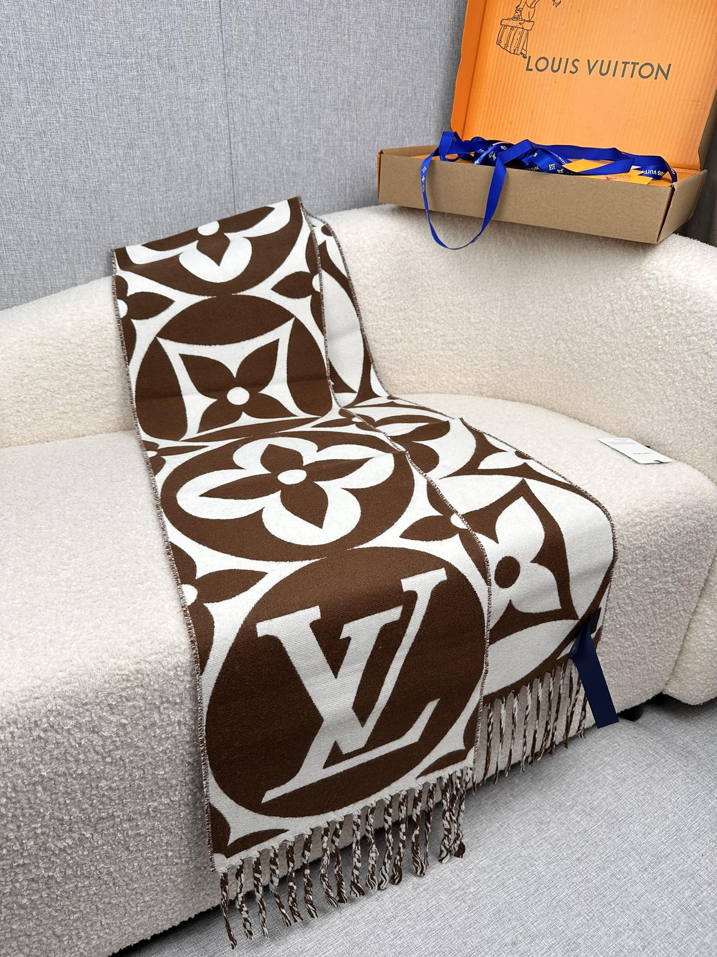 LV A貨棕白大Logo圍巾 流蘇時尚百搭|超A仿原單精品圖片 10 LV A貨棕白大Logo圍巾 流蘇時尚百搭|歐美奢侈品精品推薦