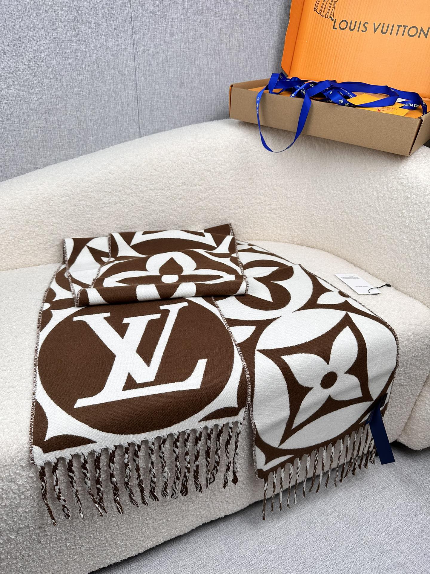 LV A貨棕白大Logo圍巾 流蘇時尚百搭|超A仿原單精品圖片 9 LV A貨棕白大Logo圍巾 流蘇時尚百搭|歐美奢侈品精品推薦