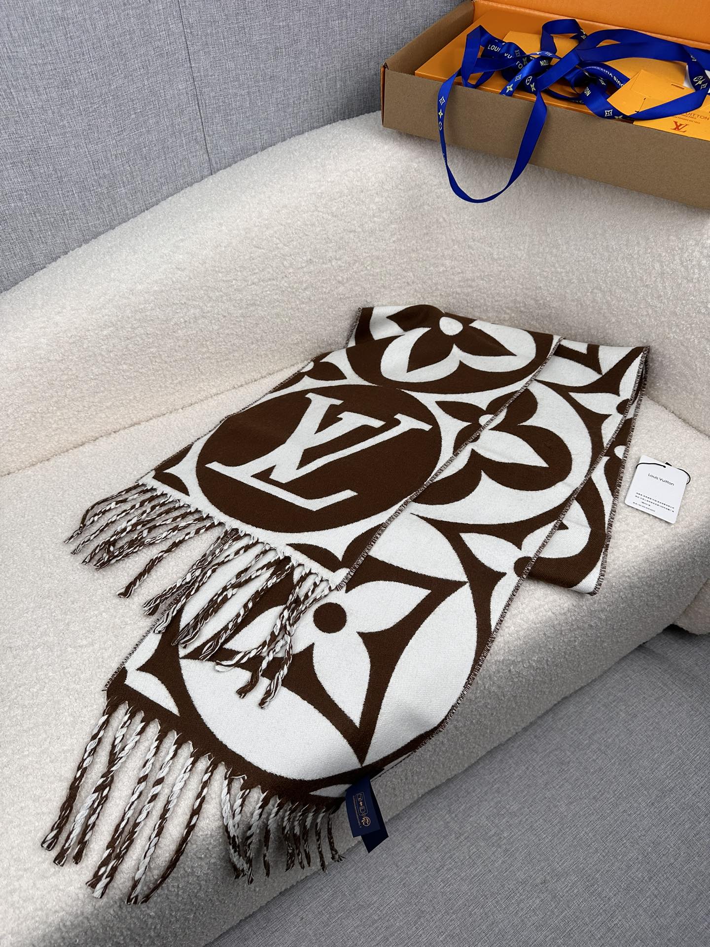 LV A貨棕白大Logo圍巾 流蘇時尚百搭|超A仿原單精品圖片 7 LV A貨棕白大Logo圍巾 流蘇時尚百搭|歐美奢侈品精品推薦
