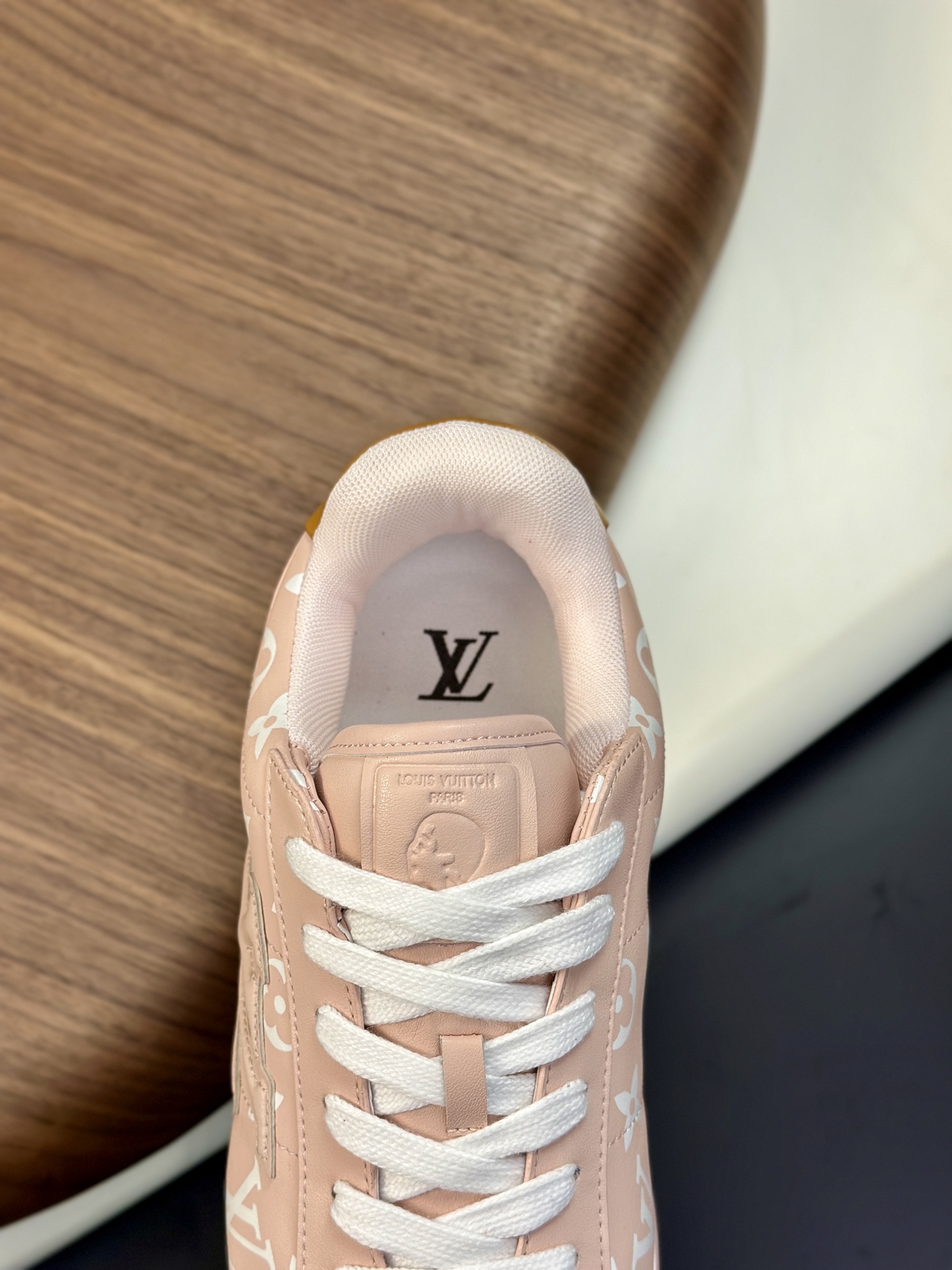 LV高仿女士粉色Monogram球鞋百搭時尚輕盈設計|超A仿原單精品圖片 7 LV高仿女士粉色Monogram球鞋百搭時尚輕盈設計|歐美奢侈品精品推薦