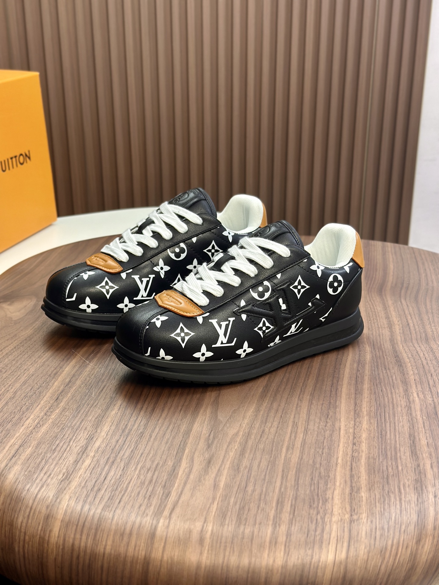 LV原單黑色Monogram男女款球鞋百搭潮流經典設計|超A仿原單精品圖片 14 LV原單黑色Monogram男女款球鞋百搭潮流經典設計|歐美奢侈品精品推薦