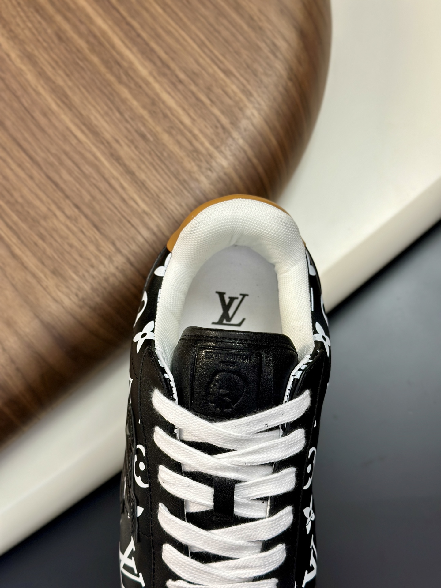 LV原單黑色Monogram男女款球鞋百搭潮流經典設計|超A仿原單精品圖片 7 LV原單黑色Monogram男女款球鞋百搭潮流經典設計|歐美奢侈品精品推薦