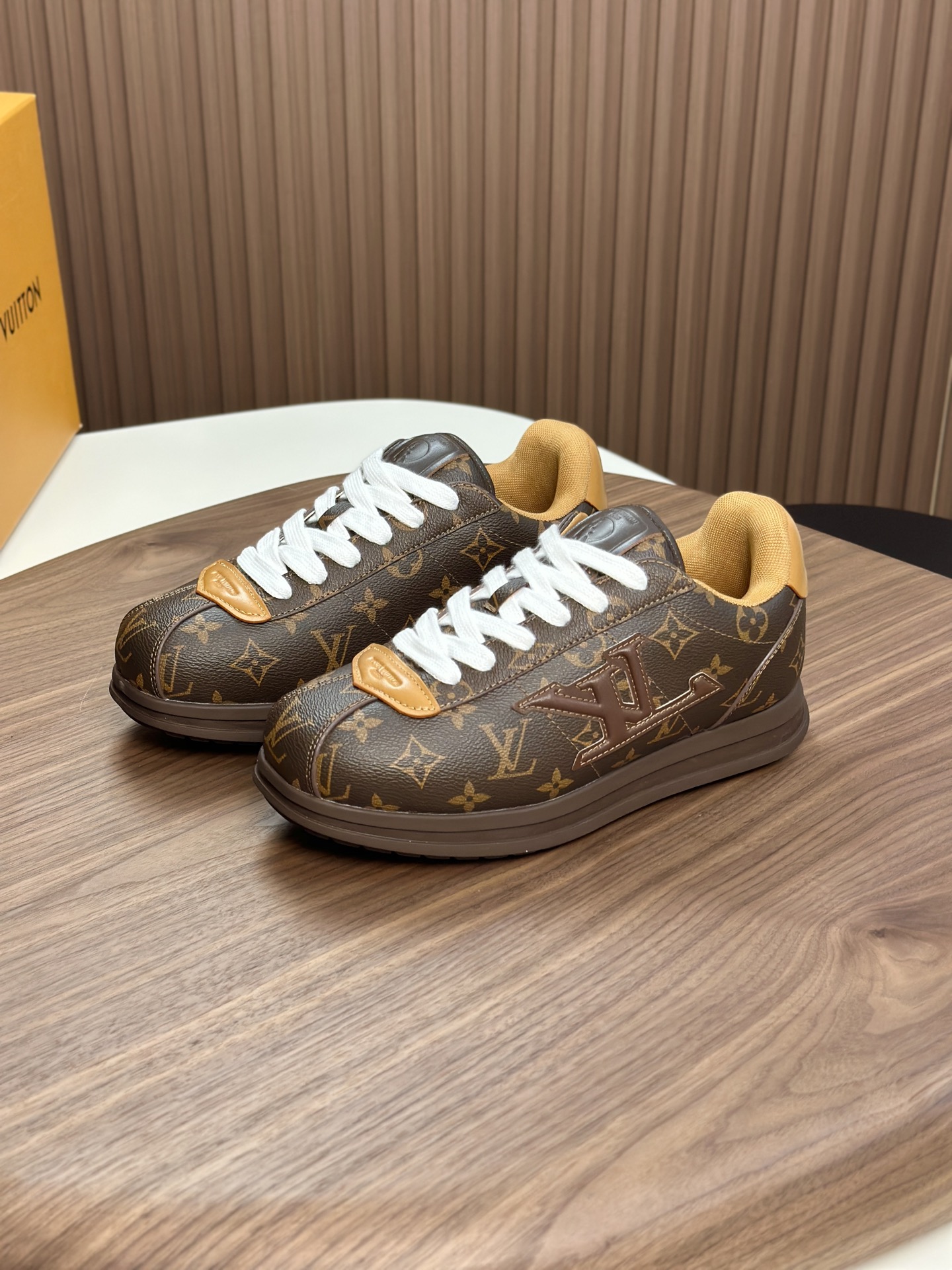LV A貨棕色Monogram男女款球鞋時尚經典舒適設計|超A仿原單精品圖片 14 LV A貨棕色Monogram男女款球鞋時尚經典舒適設計|歐美奢侈品精品推薦