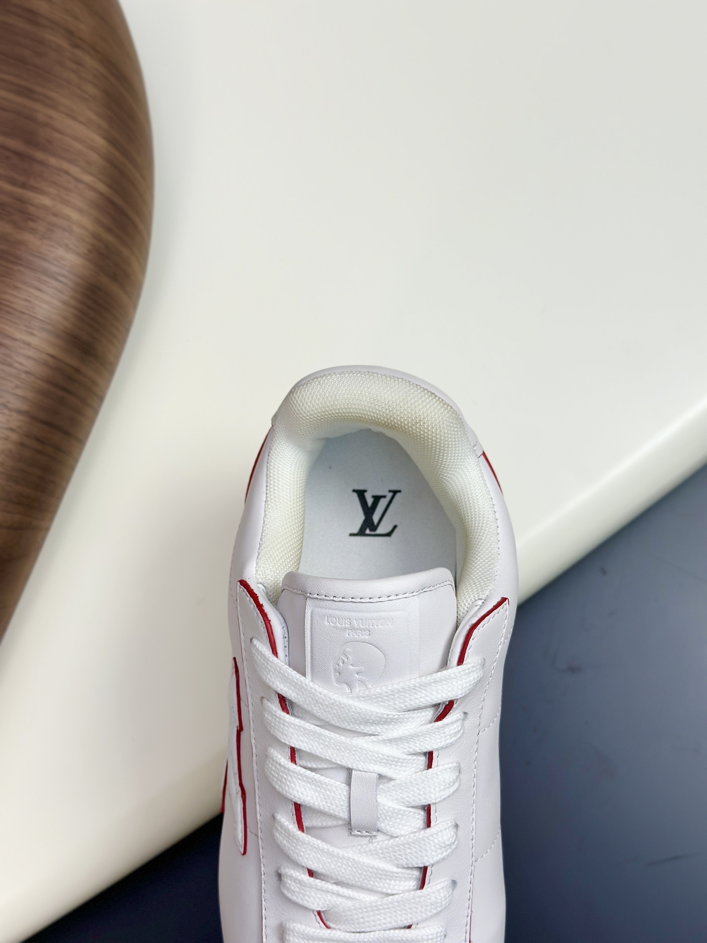 LV A貨白色皮革紅線男女款球鞋時尚百搭清新設計|超A仿原單精品圖片 8 LV A貨白色皮革紅線男女款球鞋時尚百搭清新設計|歐美奢侈品精品推薦