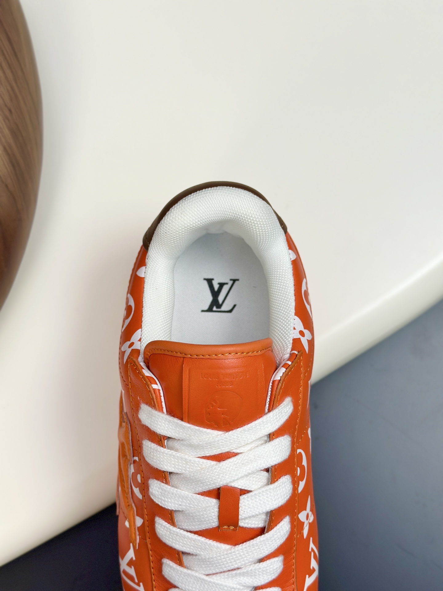 LV一比一橘色Monogram男女款球鞋亮眼潮流百搭| 7 LV一比一橘色Monogram男女款球鞋亮眼潮流百搭