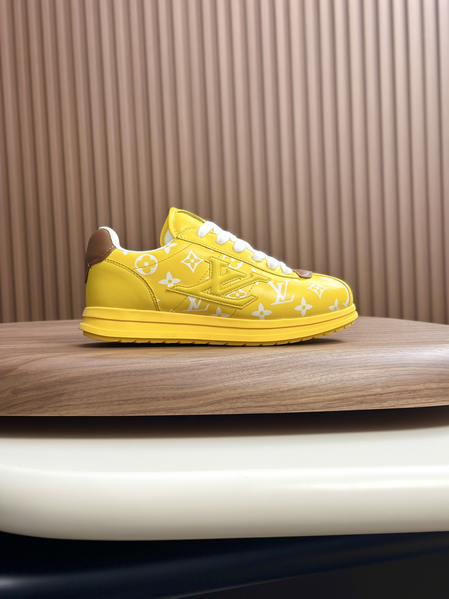 LV原單黃色Monogram男女款球鞋亮眼潮流百搭設計｜歐美奢侈品精品推薦