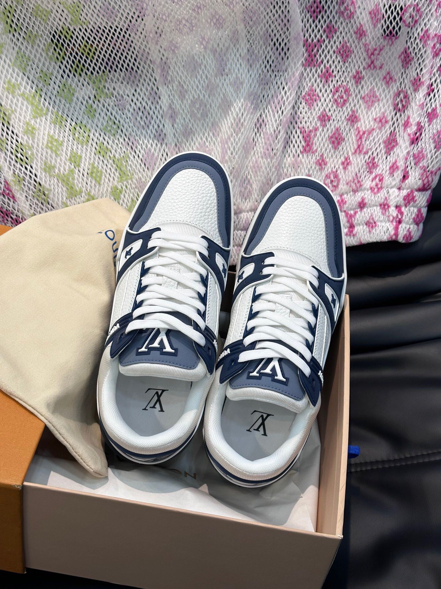 LV高仿白藍配色運動男女款球鞋街頭潮流設計｜歐美奢侈品精品推薦