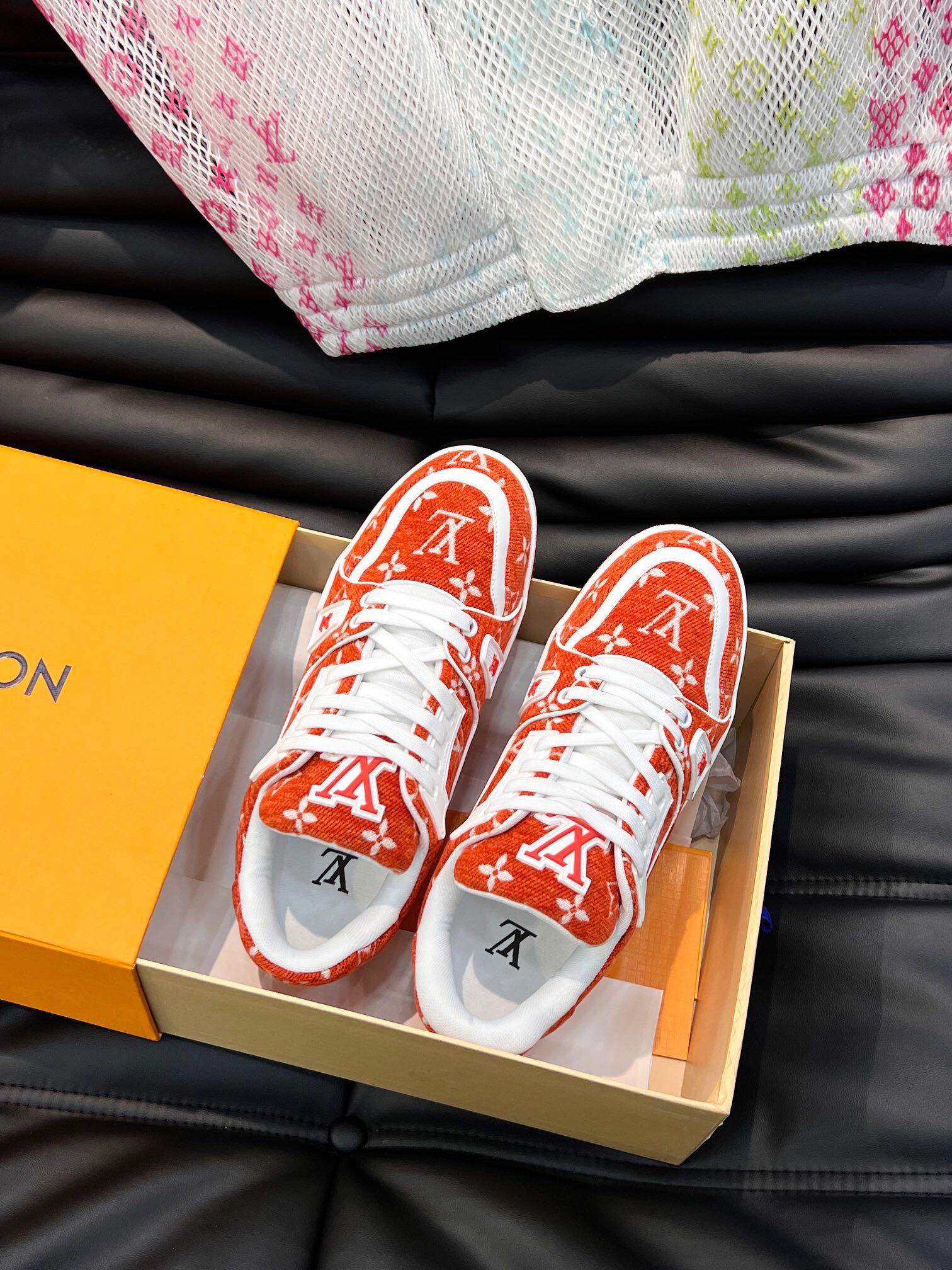 LV一比一橘色Monogram男女款運動球鞋潮流搶眼設計｜歐美奢侈品精品推薦