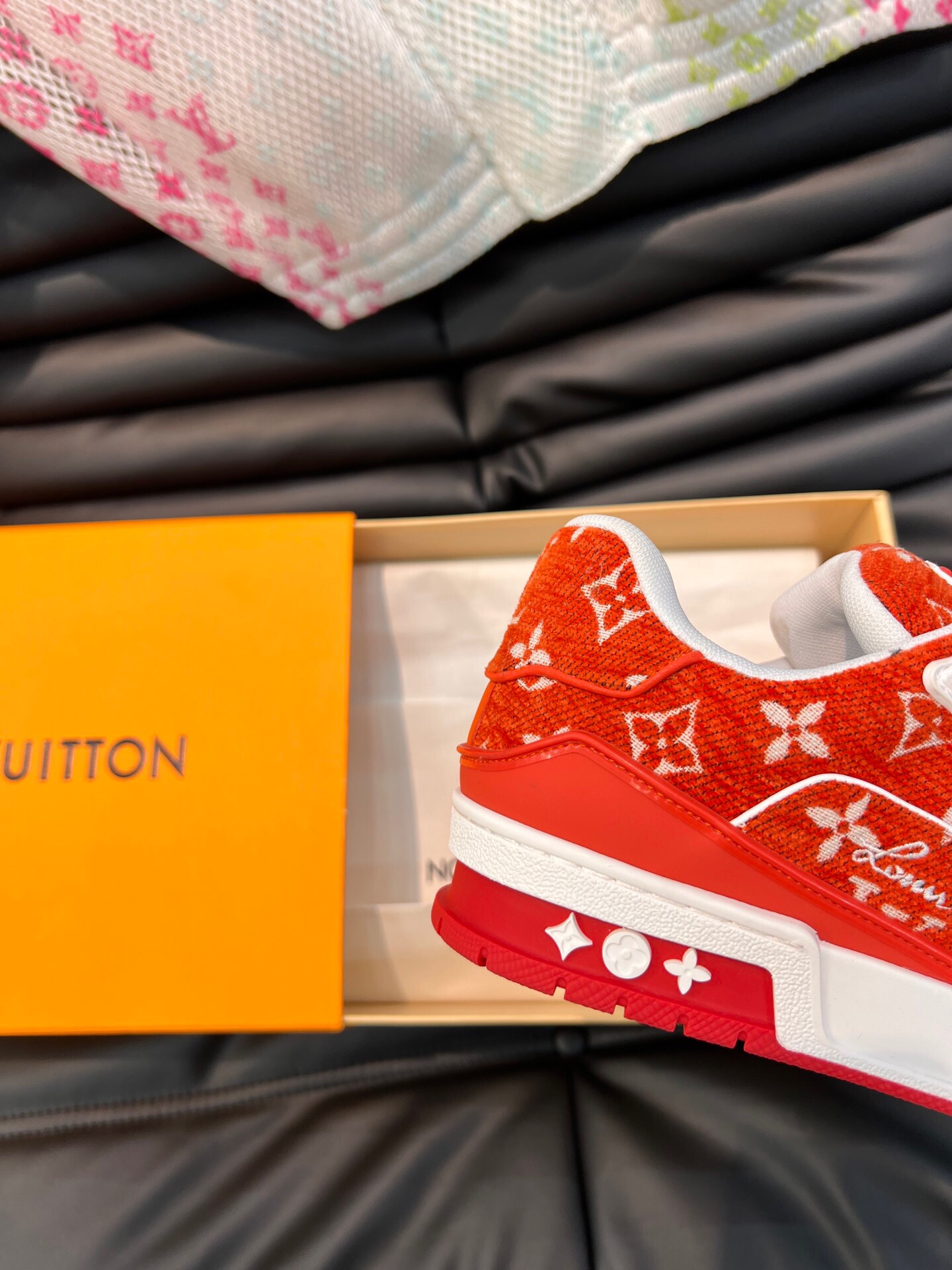 LV一比一橘色Monogram男女款運動球鞋潮流搶眼設計｜歐美奢侈品精品推薦