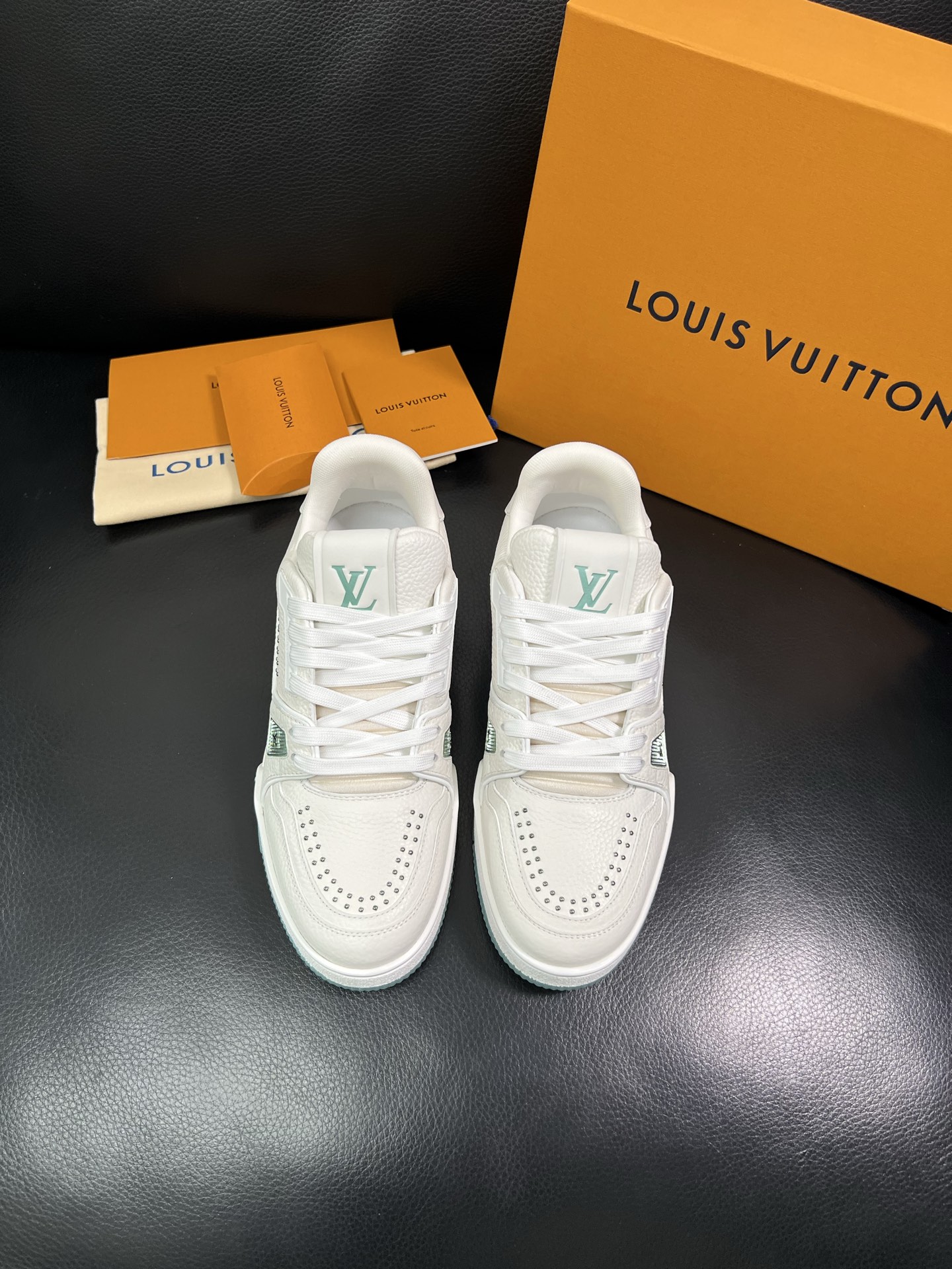 LV 高仿男士運動鞋百搭白色潮流設計款|超A仿原單精品圖片 13 LV 高仿男士運動鞋百搭白色潮流設計款|歐美奢侈品精品推薦