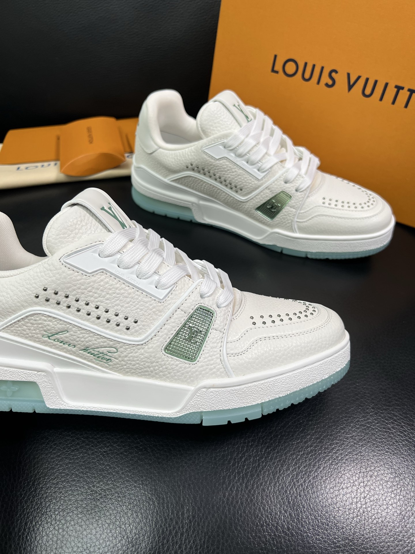 LV 高仿男士運動鞋百搭白色潮流設計款|超A仿原單精品圖片 10 LV 高仿男士運動鞋百搭白色潮流設計款|歐美奢侈品精品推薦