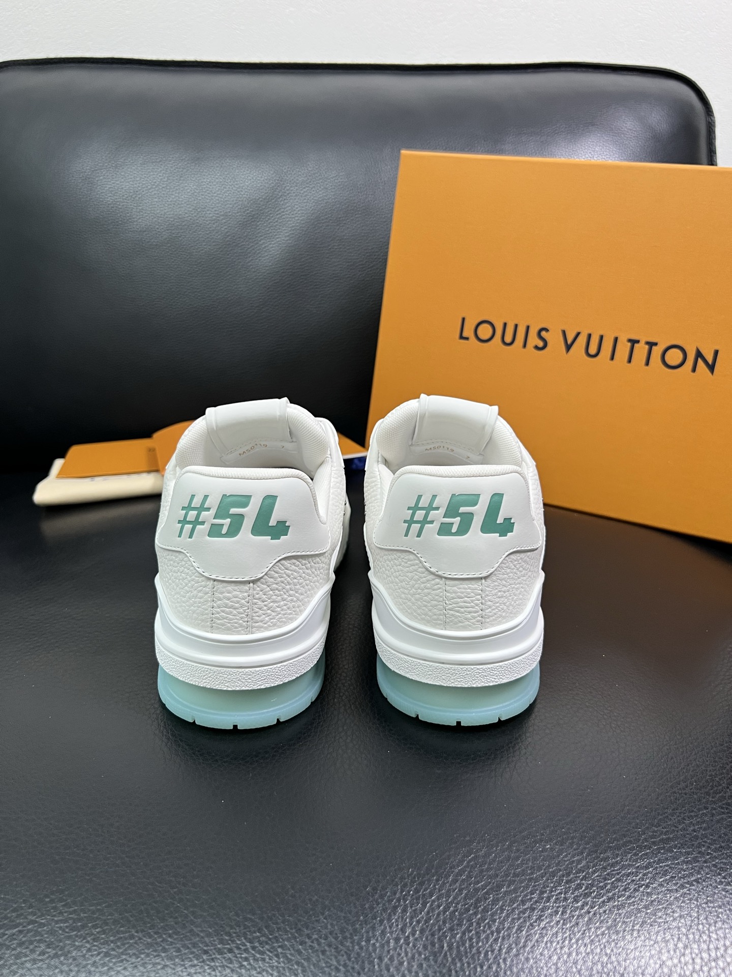 LV 高仿男士運動鞋百搭白色潮流設計款|超A仿原單精品圖片 8 LV 高仿男士運動鞋百搭白色潮流設計款|歐美奢侈品精品推薦