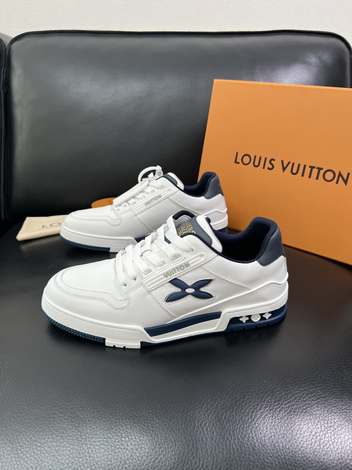 LV 高仿男士運動鞋藍白配色時尚百搭款｜歐美奢侈品精品推薦