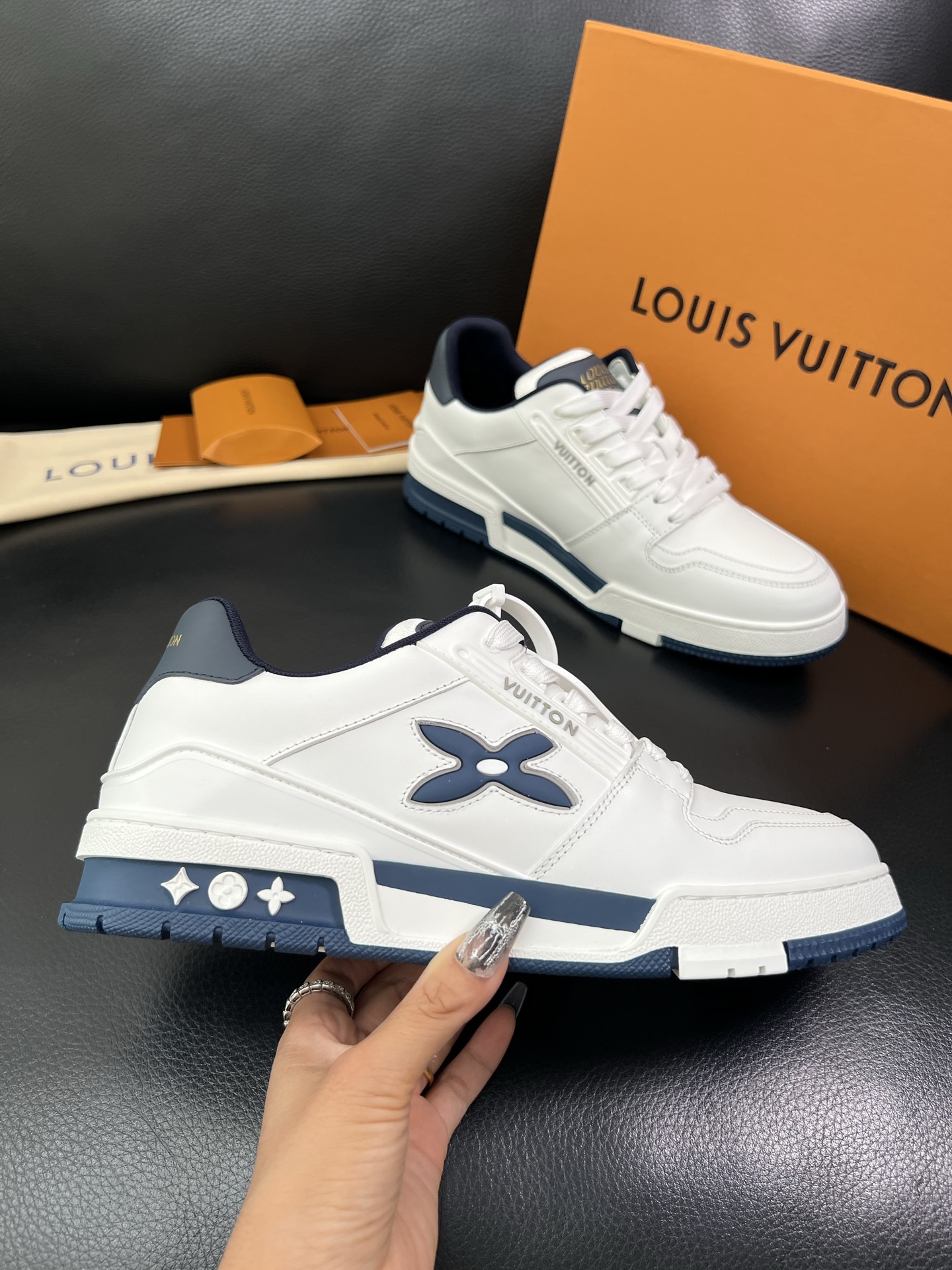 LV 高仿男士運動鞋藍白配色時尚百搭款｜歐美奢侈品精品推薦