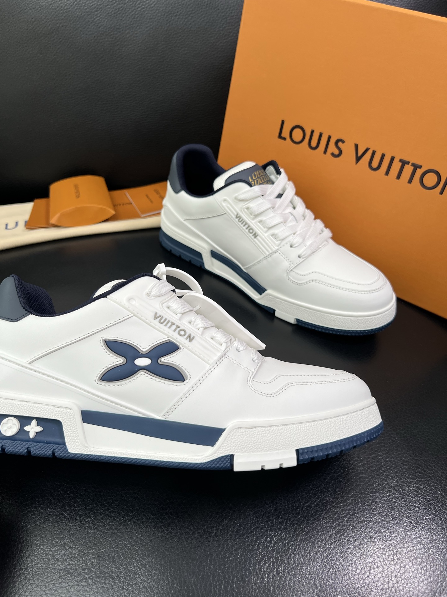 LV 高仿男士運動鞋藍白配色時尚百搭款｜歐美奢侈品精品推薦