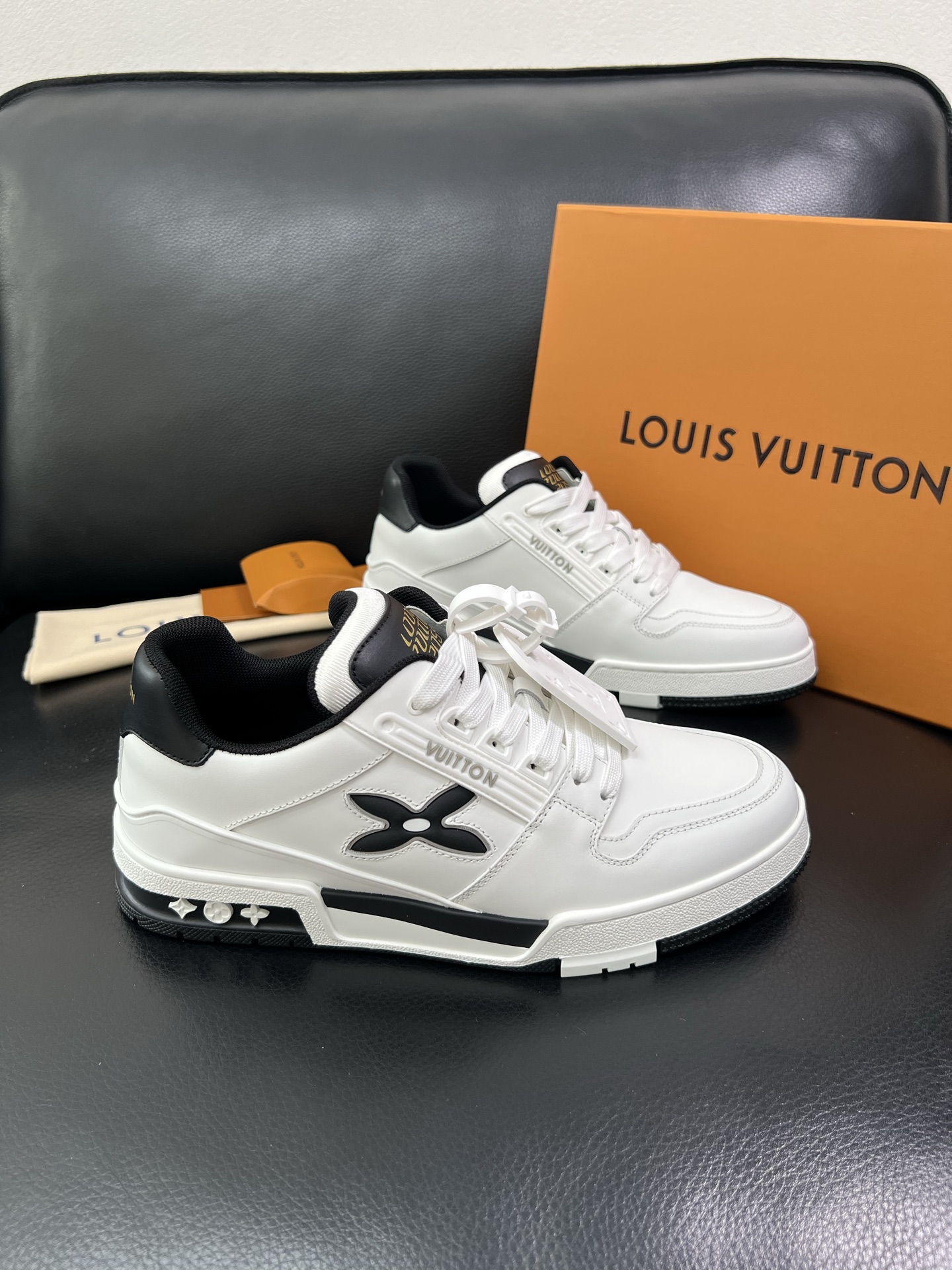 LV 一比一男士運動鞋黑白撞色百搭經典款|超A仿原單精品圖片 6 LV 一比一男士運動鞋黑白撞色百搭經典款|歐美奢侈品精品推薦