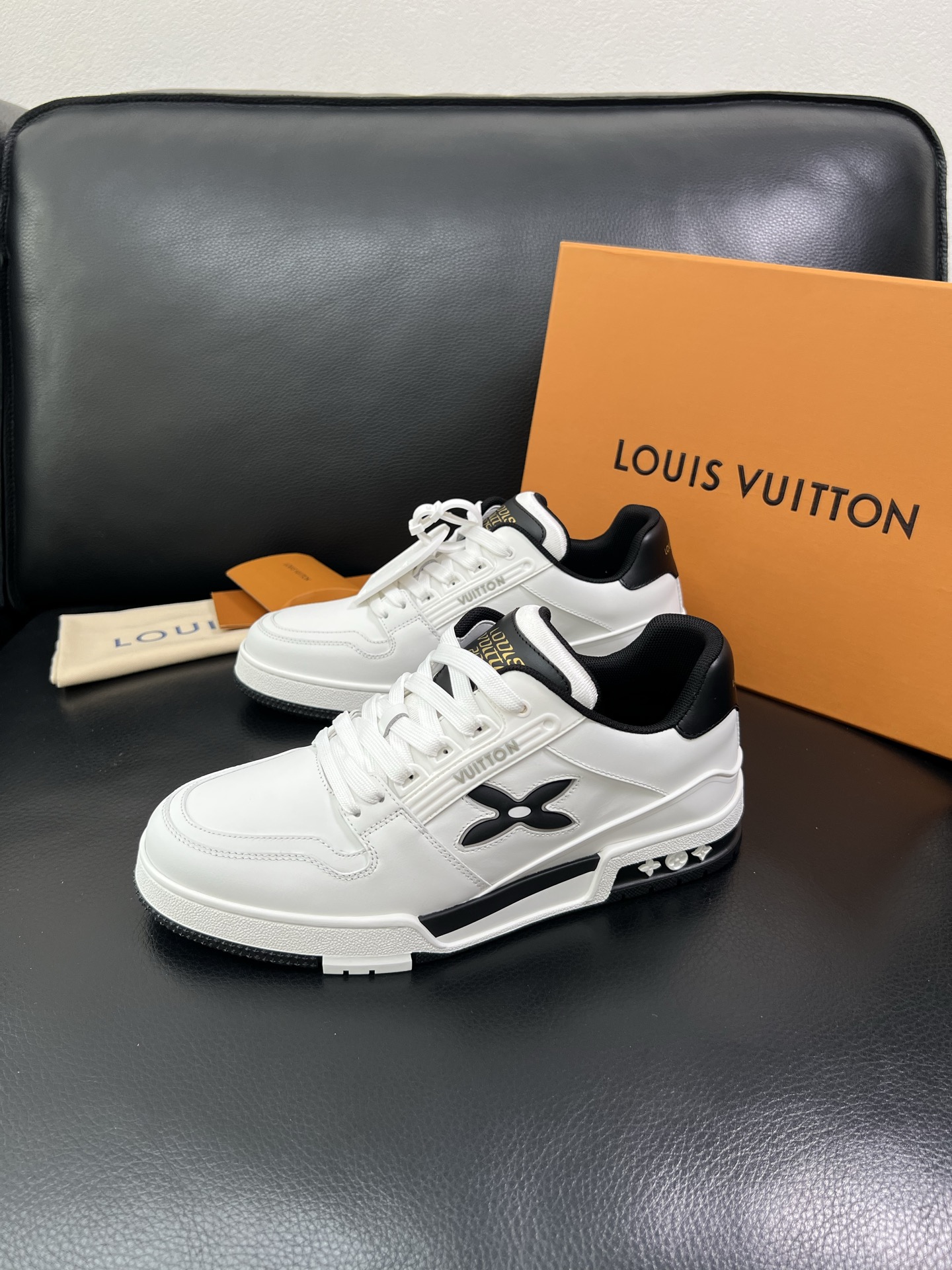 LV 一比一男士運動鞋黑白撞色百搭經典款|超A仿原單精品圖片 14 LV 一比一男士運動鞋黑白撞色百搭經典款|歐美奢侈品精品推薦