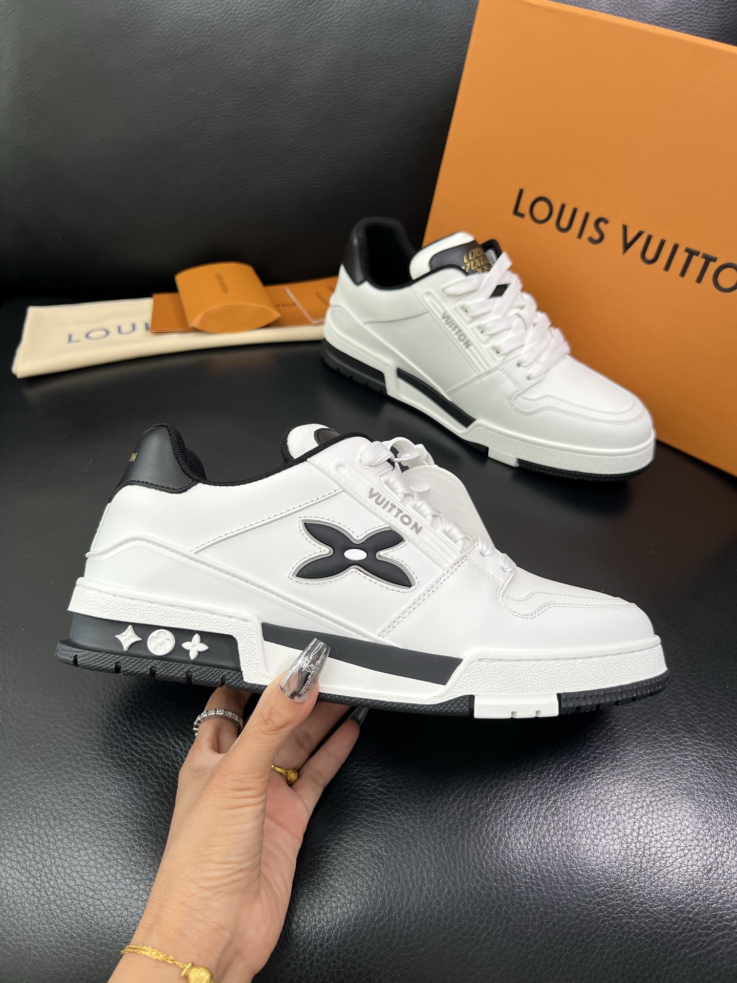 LV 一比一男士運動鞋黑白撞色百搭經典款|超A仿原單精品圖片 12 LV 一比一男士運動鞋黑白撞色百搭經典款|歐美奢侈品精品推薦