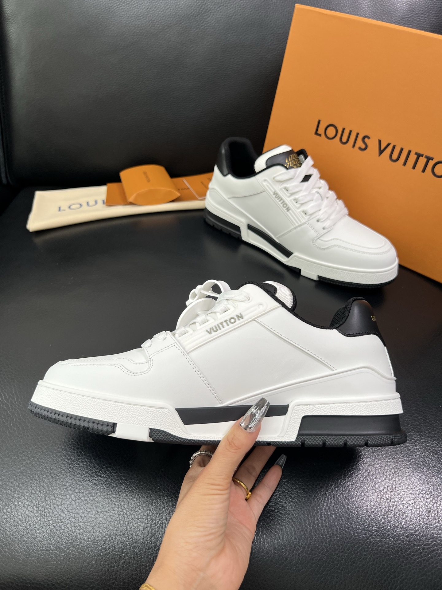 LV 一比一男士運動鞋黑白撞色百搭經典款|超A仿原單精品圖片 11 LV 一比一男士運動鞋黑白撞色百搭經典款|歐美奢侈品精品推薦