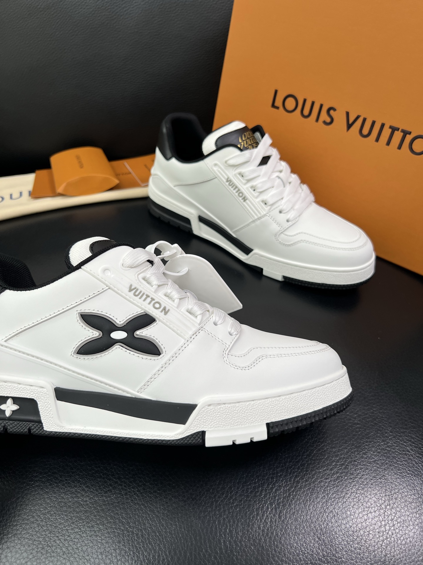 LV 一比一男士運動鞋黑白撞色百搭經典款|超A仿原單精品圖片 10 LV 一比一男士運動鞋黑白撞色百搭經典款|歐美奢侈品精品推薦