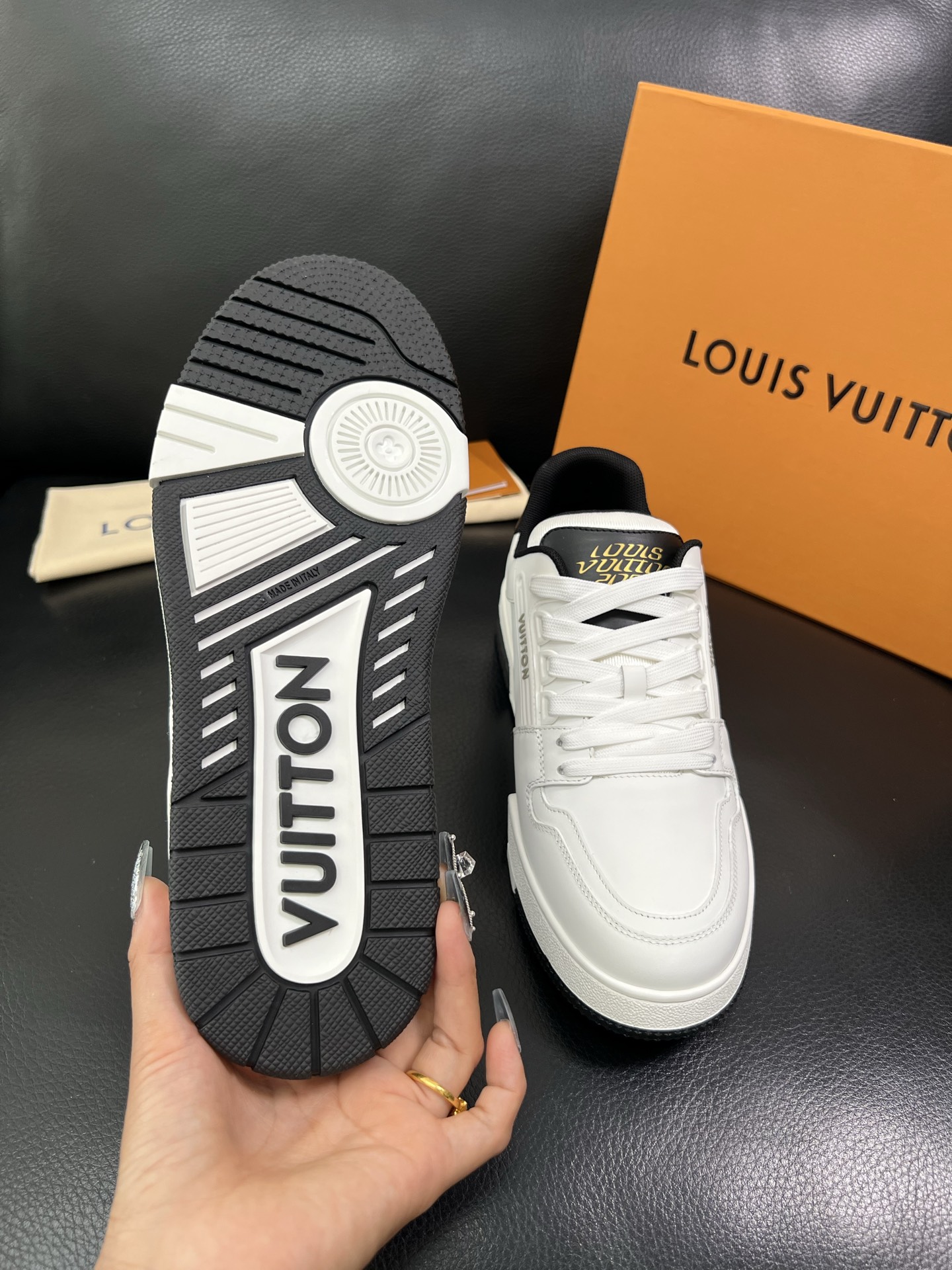 LV 一比一男士運動鞋黑白撞色百搭經典款|超A仿原單精品圖片 7 LV 一比一男士運動鞋黑白撞色百搭經典款|歐美奢侈品精品推薦