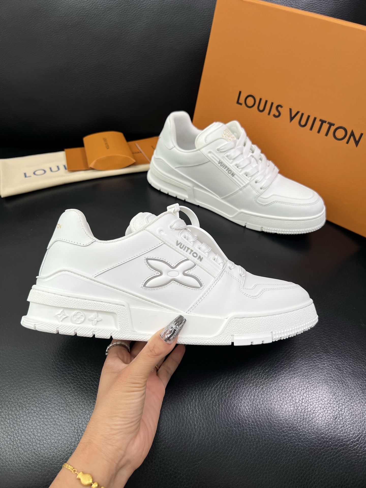 LV 高仿男士運動鞋純白簡約百搭潮流款｜歐美奢侈品精品推薦