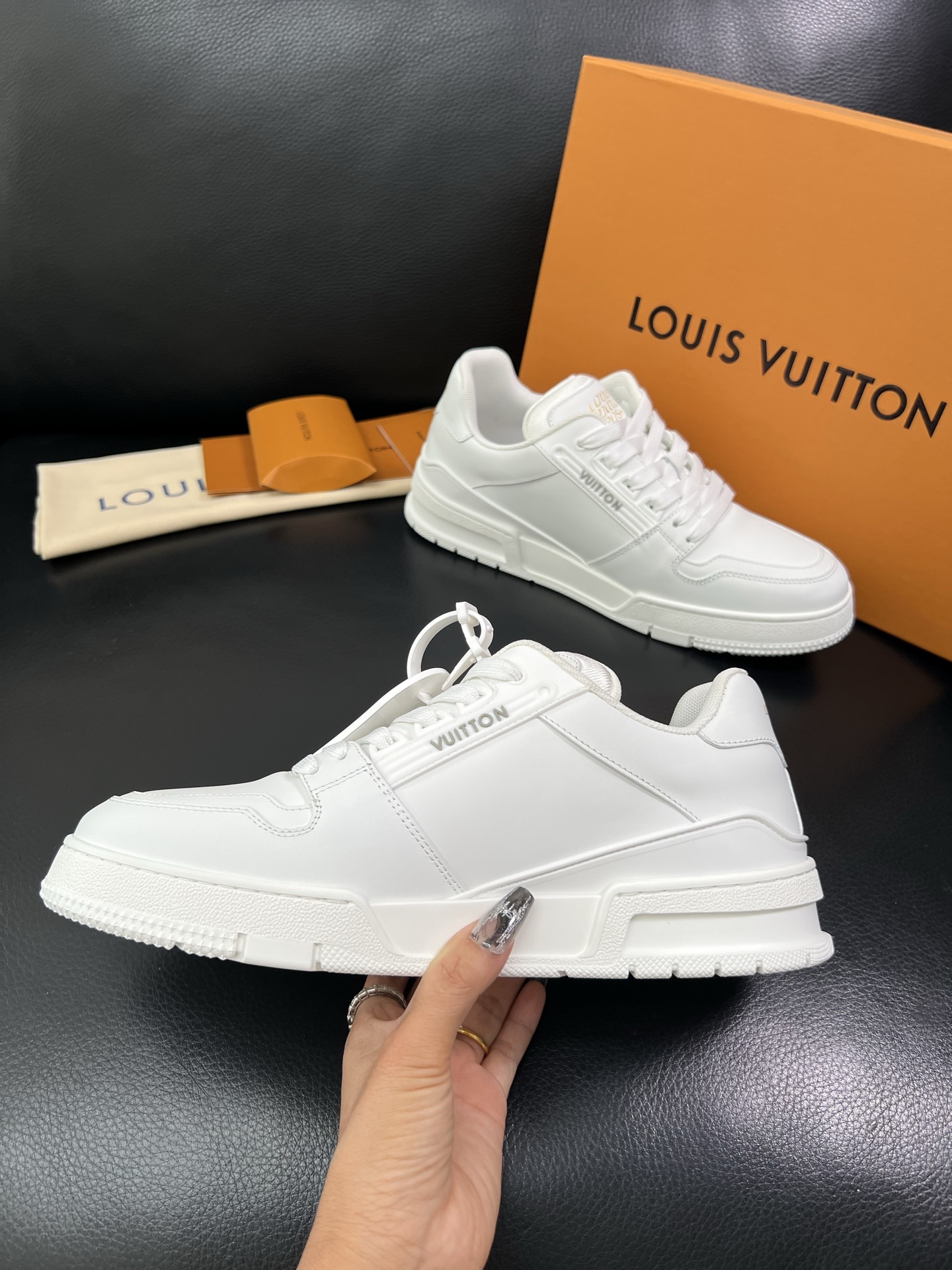 LV 高仿男士運動鞋純白簡約百搭潮流款｜歐美奢侈品精品推薦