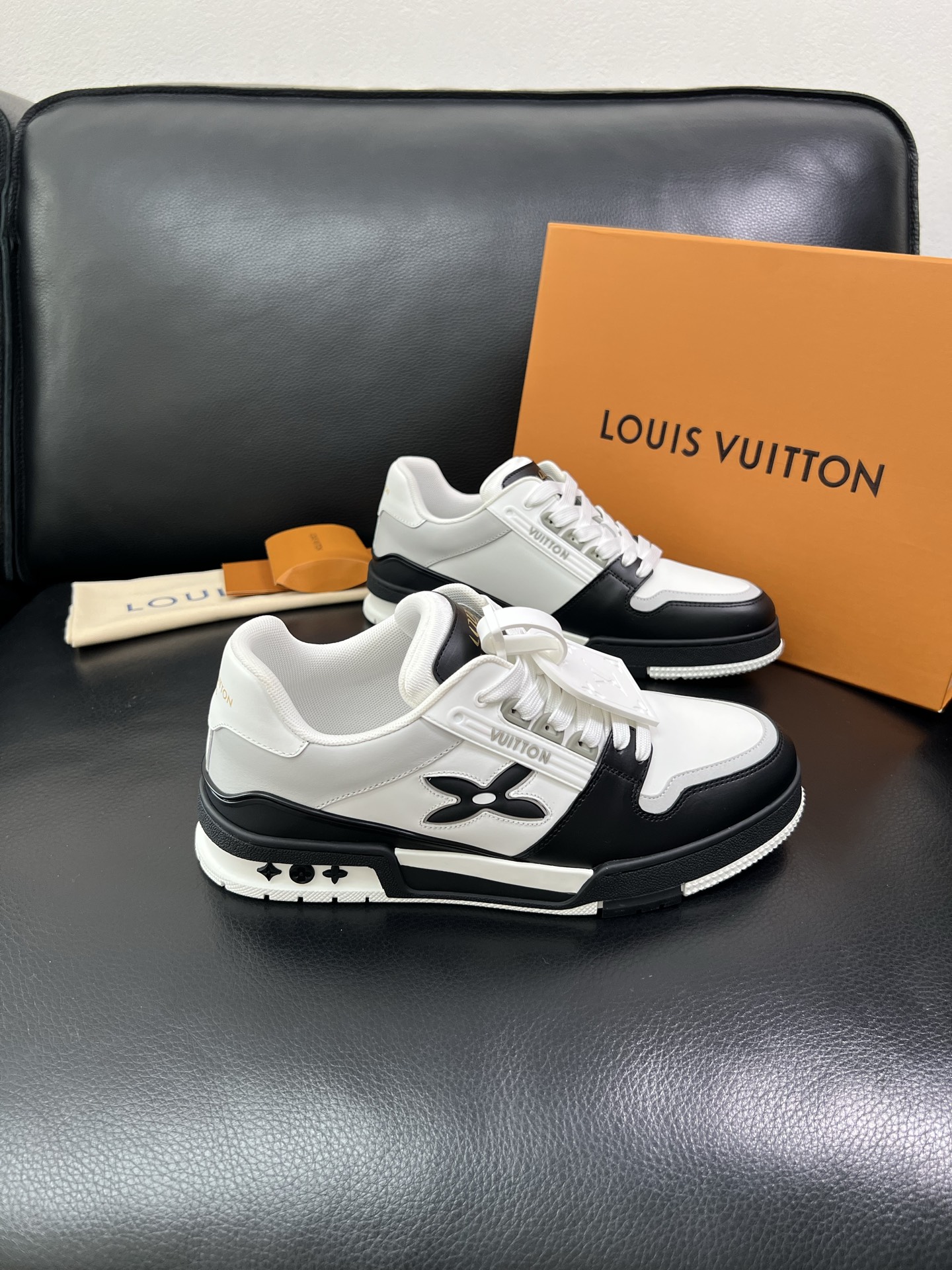 LV 原單男士運動鞋黑白撞色經典潮流百搭款|超A仿原單精品圖片 6 LV 原單男士運動鞋黑白撞色經典潮流百搭款|歐美奢侈品精品推薦