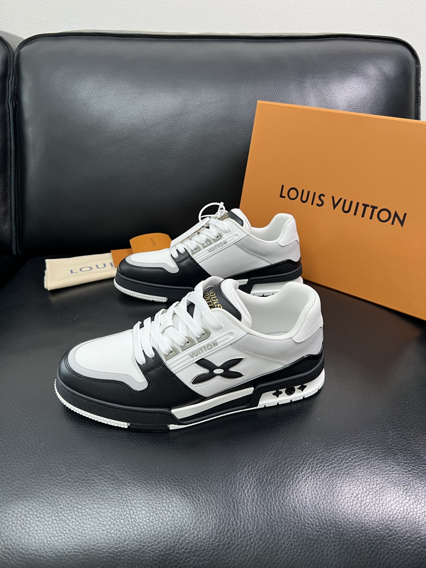 LV 原單男士運動鞋黑白撞色經典潮流百搭款|超A仿原單精品圖片 14 LV 原單男士運動鞋黑白撞色經典潮流百搭款|歐美奢侈品精品推薦