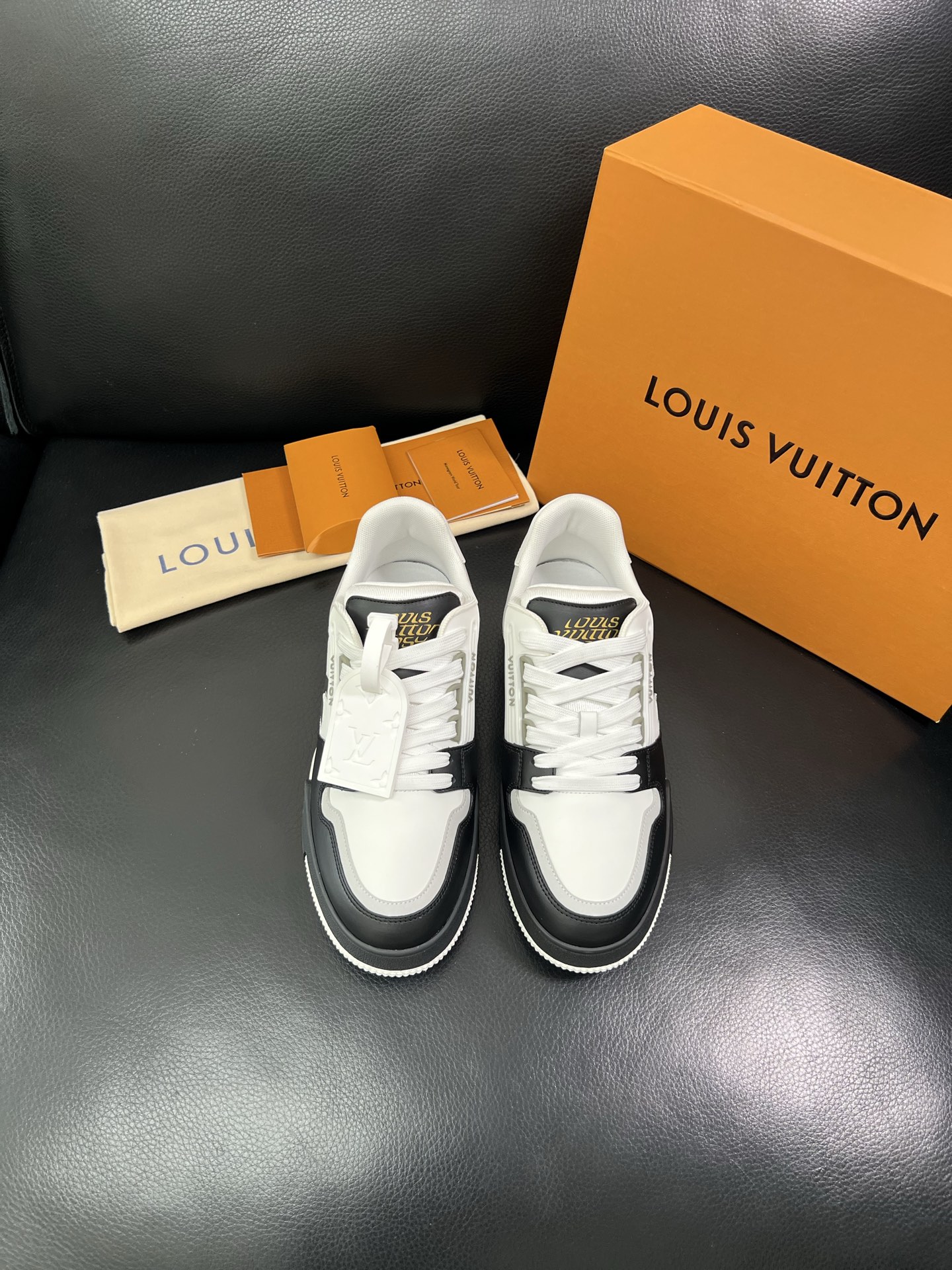 LV 原單男士運動鞋黑白撞色經典潮流百搭款|超A仿原單精品圖片 13 LV 原單男士運動鞋黑白撞色經典潮流百搭款|歐美奢侈品精品推薦