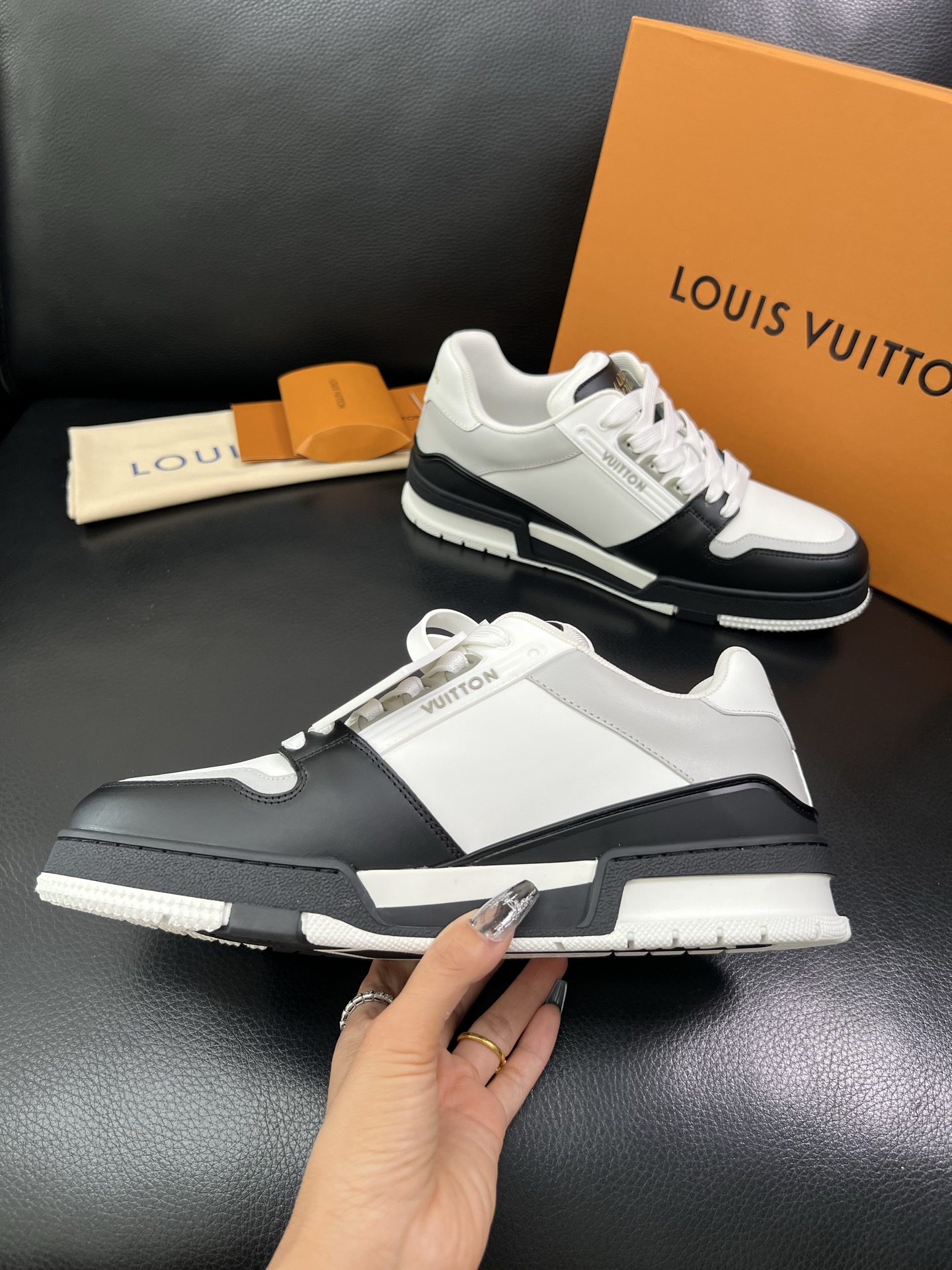 LV 原單男士運動鞋黑白撞色經典潮流百搭款|超A仿原單精品圖片 11 LV 原單男士運動鞋黑白撞色經典潮流百搭款|歐美奢侈品精品推薦