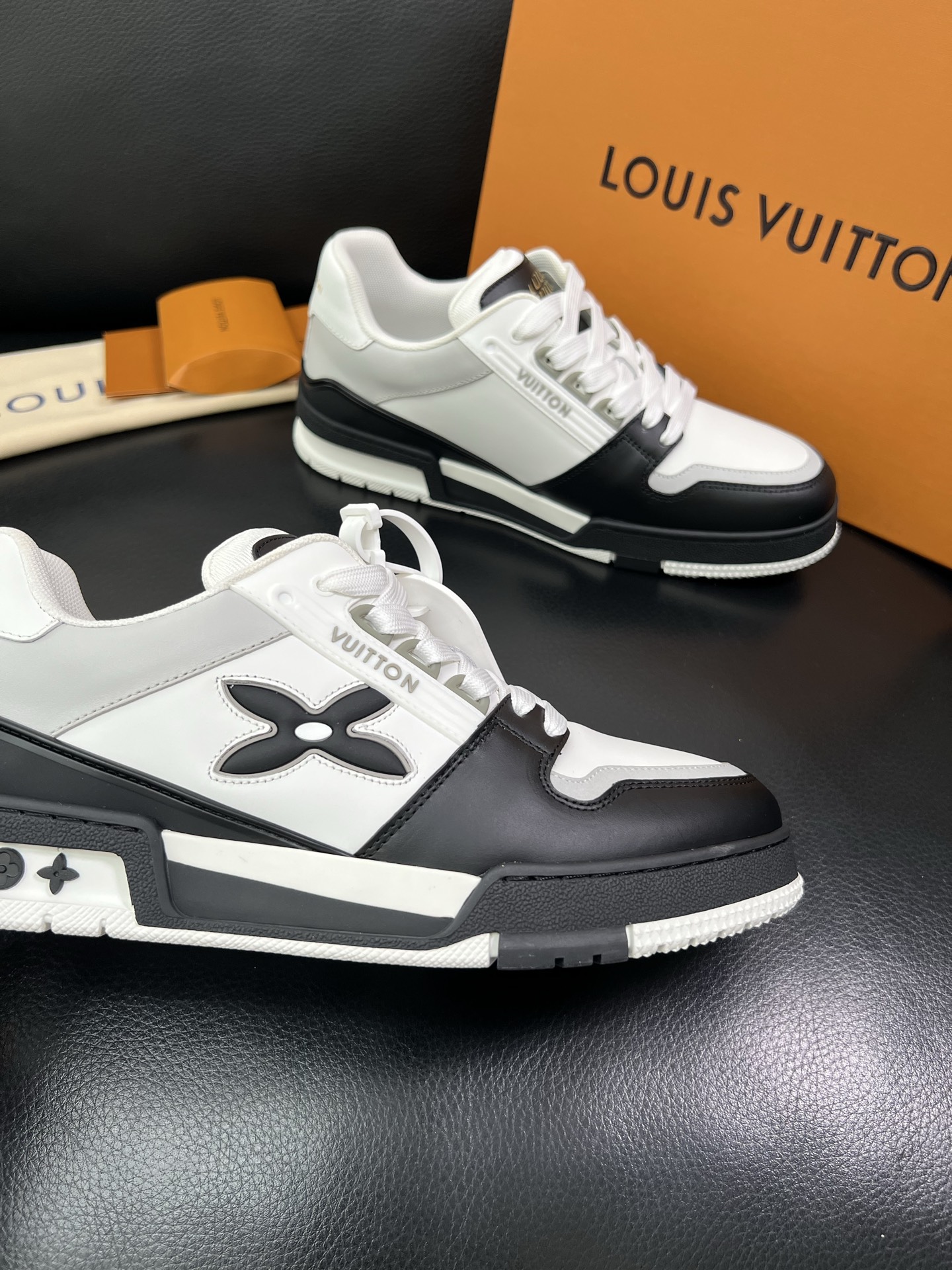 LV 原單男士運動鞋黑白撞色經典潮流百搭款|超A仿原單精品圖片 10 LV 原單男士運動鞋黑白撞色經典潮流百搭款|歐美奢侈品精品推薦