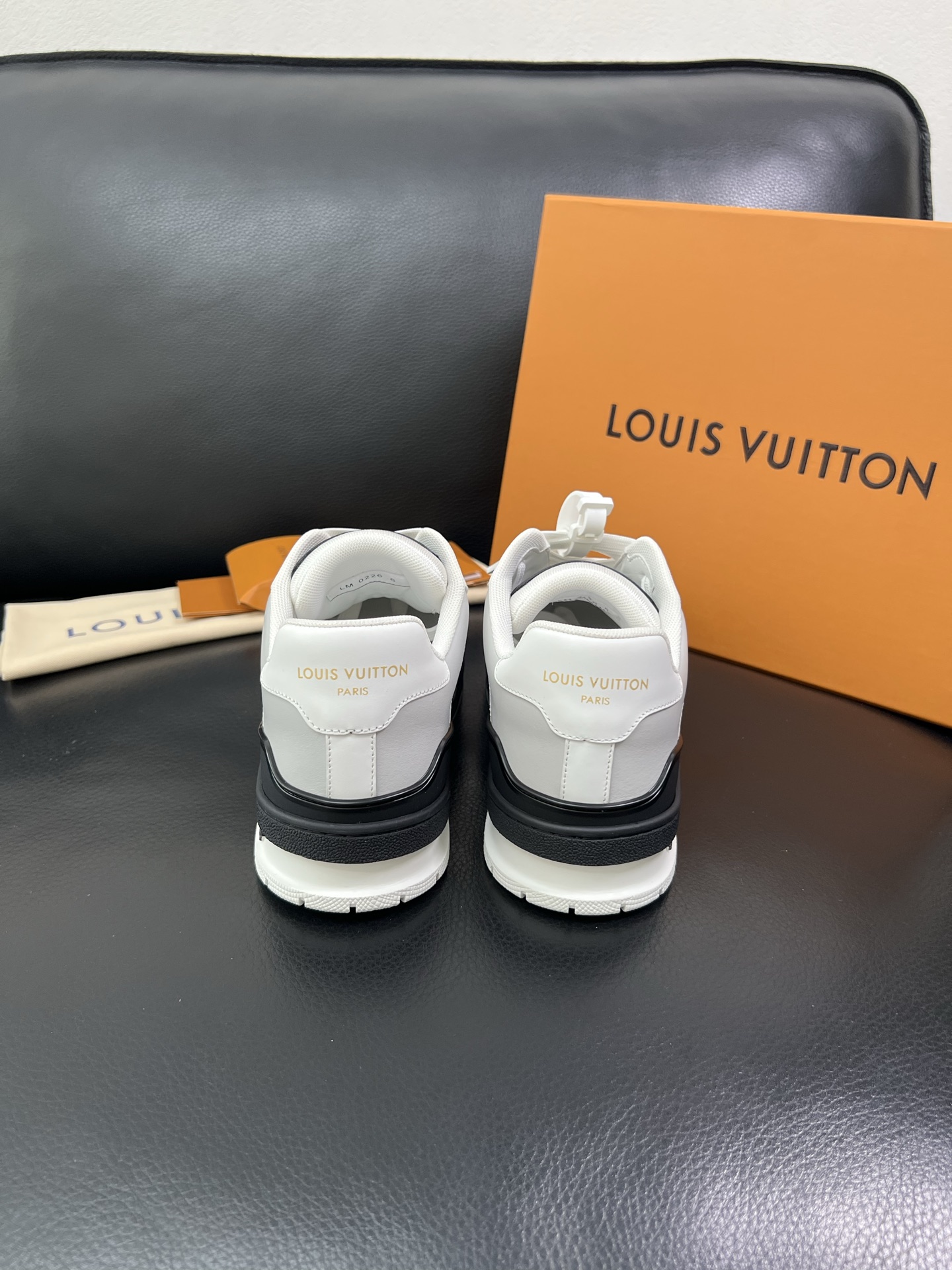 LV 原單男士運動鞋黑白撞色經典潮流百搭款|超A仿原單精品圖片 8 LV 原單男士運動鞋黑白撞色經典潮流百搭款|歐美奢侈品精品推薦