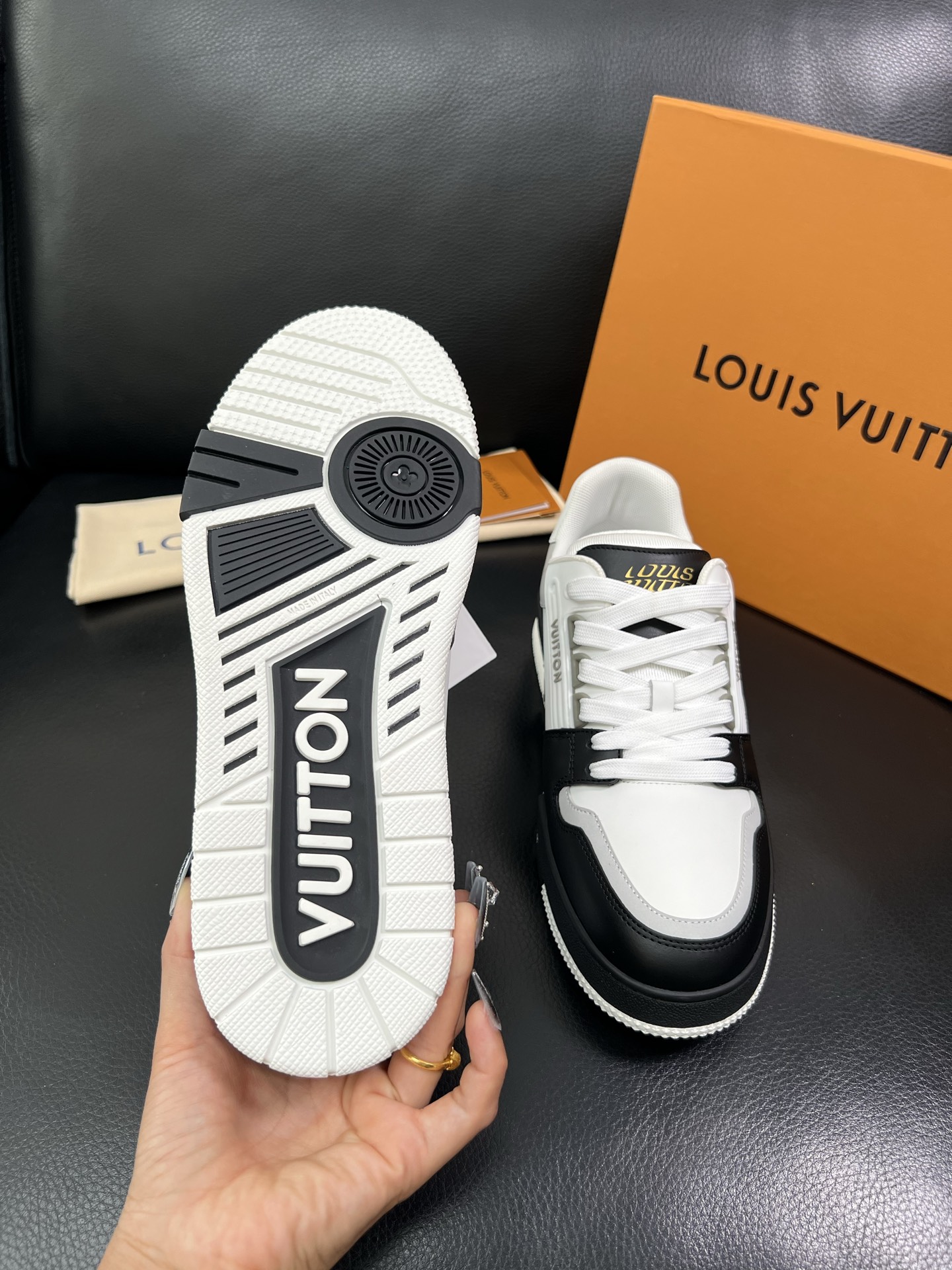 LV 原單男士運動鞋黑白撞色經典潮流百搭款|超A仿原單精品圖片 7 LV 原單男士運動鞋黑白撞色經典潮流百搭款|歐美奢侈品精品推薦