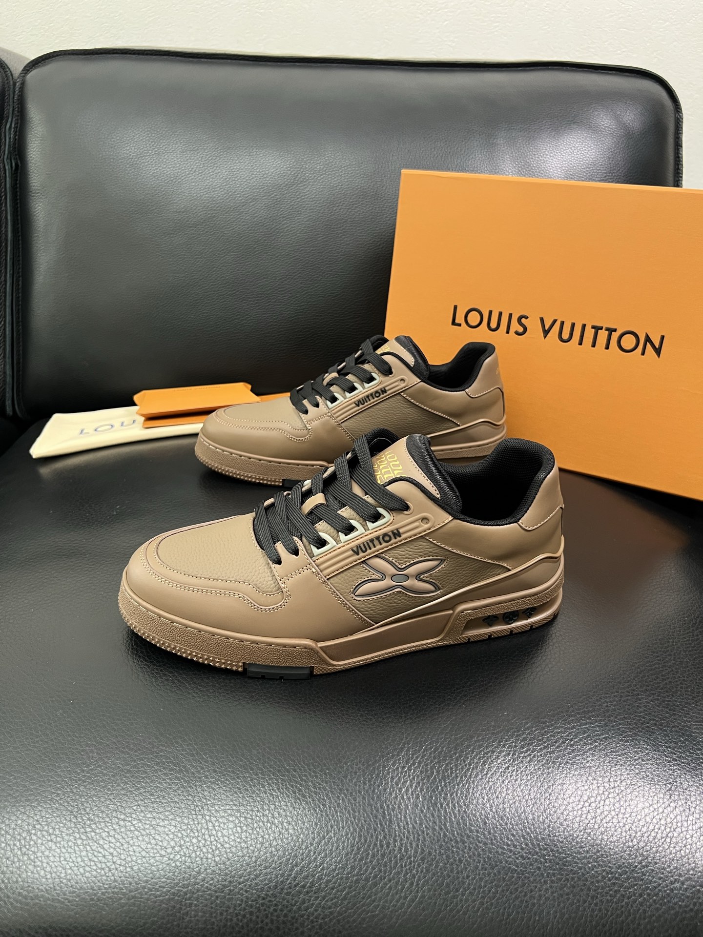 LV 高仿男士運動鞋卡其棕色百搭休閒潮流款｜歐美奢侈品精品推薦