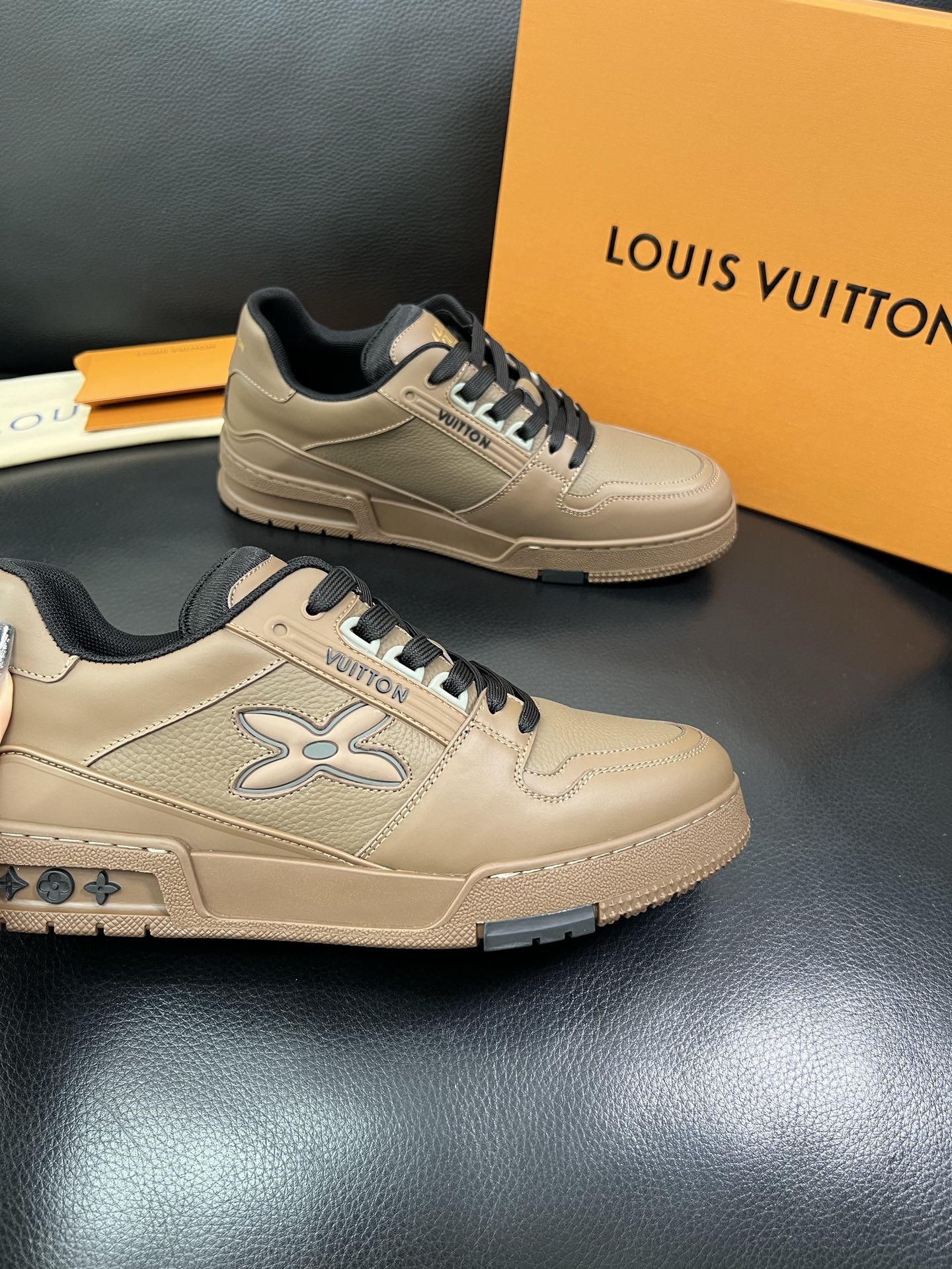 LV 高仿男士運動鞋卡其棕色百搭休閒潮流款｜歐美奢侈品精品推薦