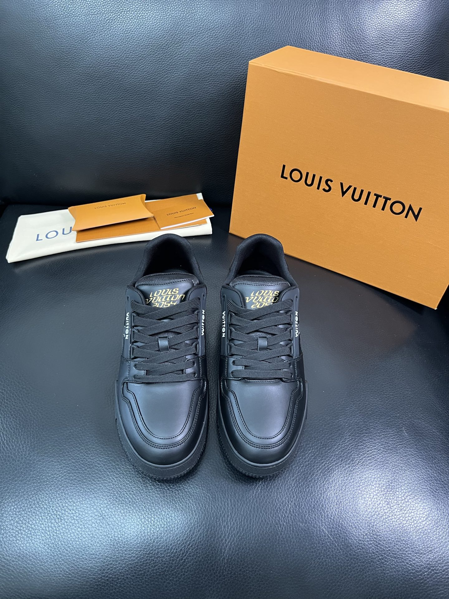 LV 精品仿製男士運動鞋純黑百搭時尚潮流款｜歐美奢侈品精品推薦