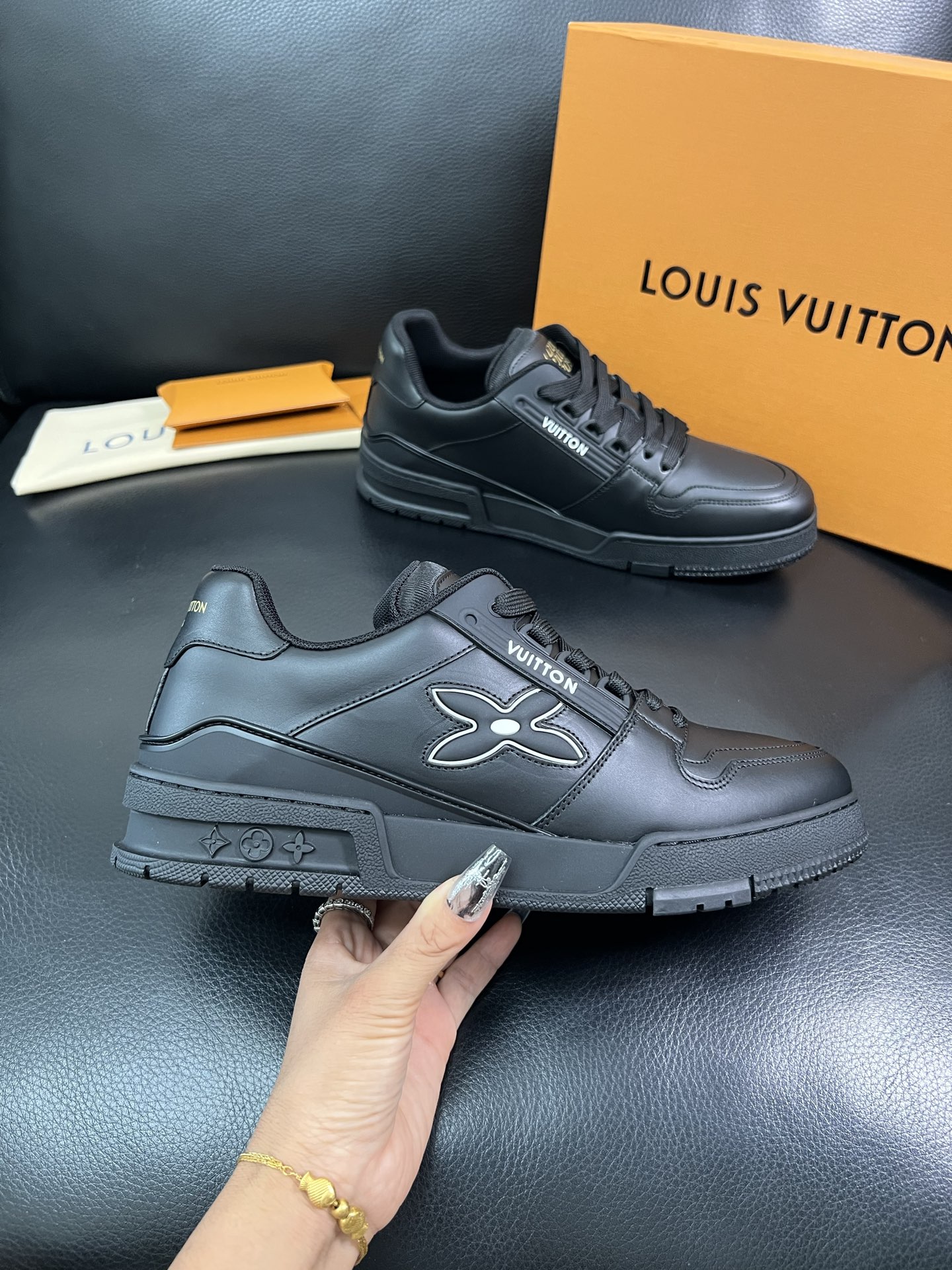 LV 精品仿製男士運動鞋純黑百搭時尚潮流款｜歐美奢侈品精品推薦