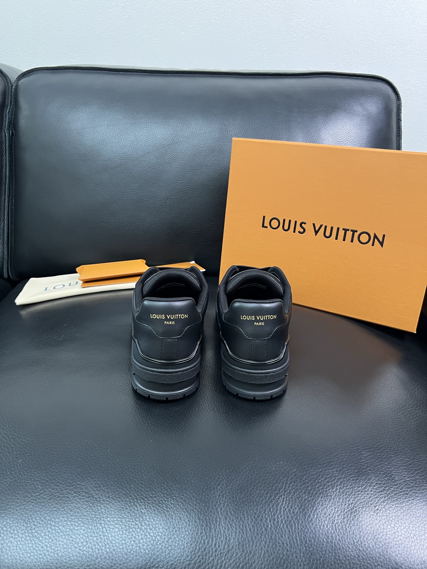 LV 精品仿製男士運動鞋純黑百搭時尚潮流款｜歐美奢侈品精品推薦